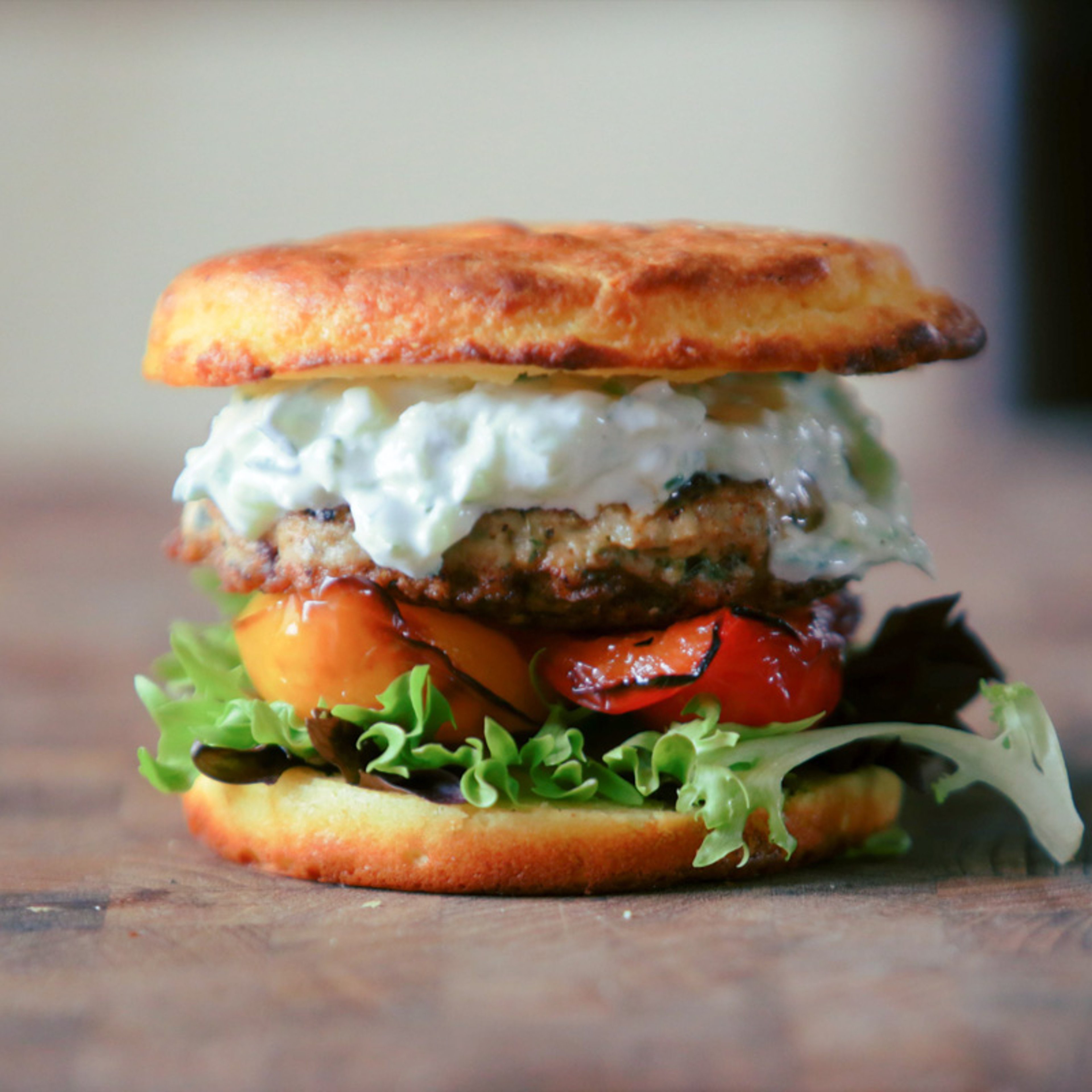 Græsk kyllingeburger med feta, grillet peberfrugt og tzatziki