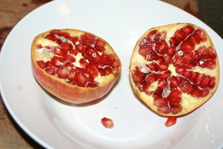 Andesteg med brunkartofler, rødkål, grønkålssalat med æble og granatæblekerner samt andesauce