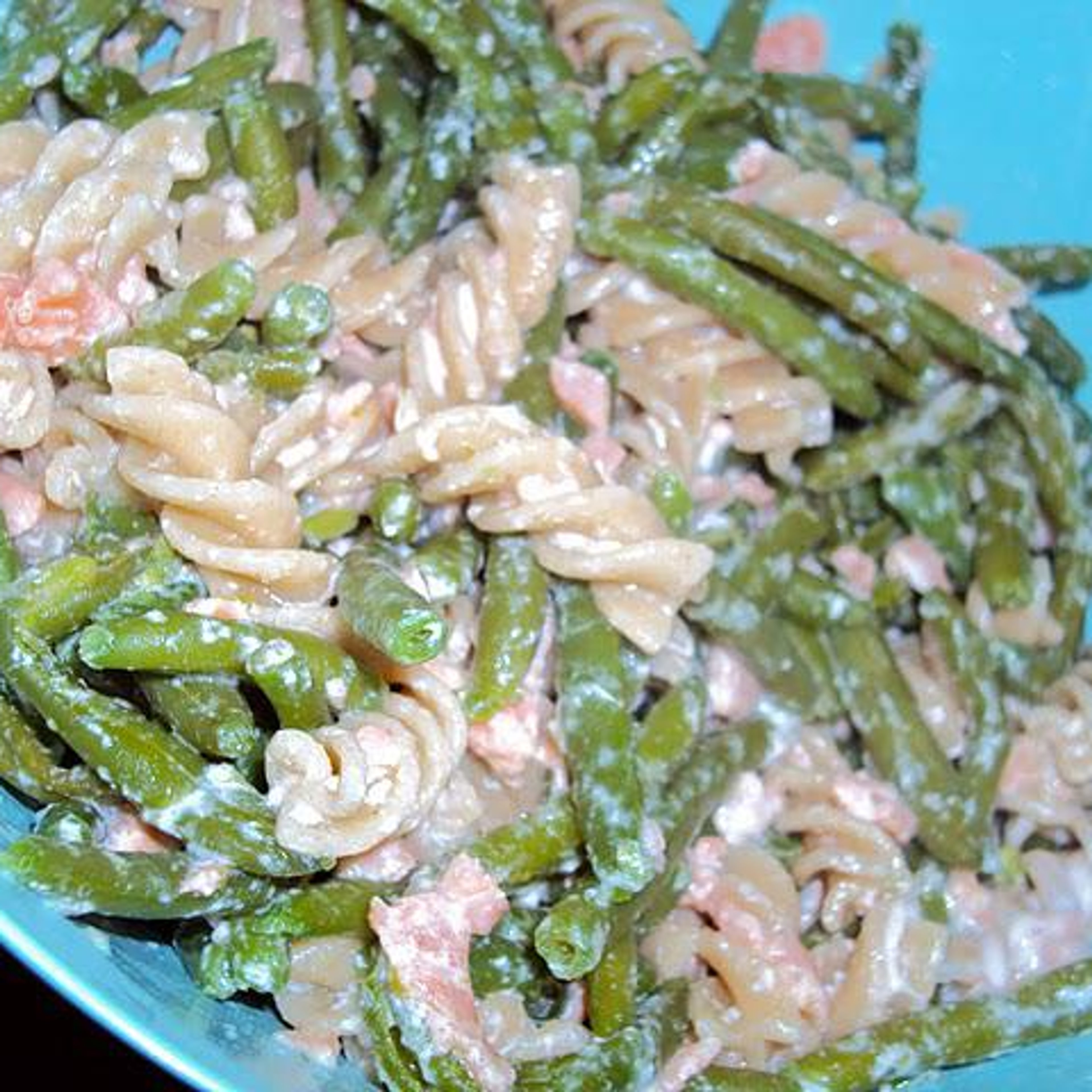 Cremede bønner med laks og pasta