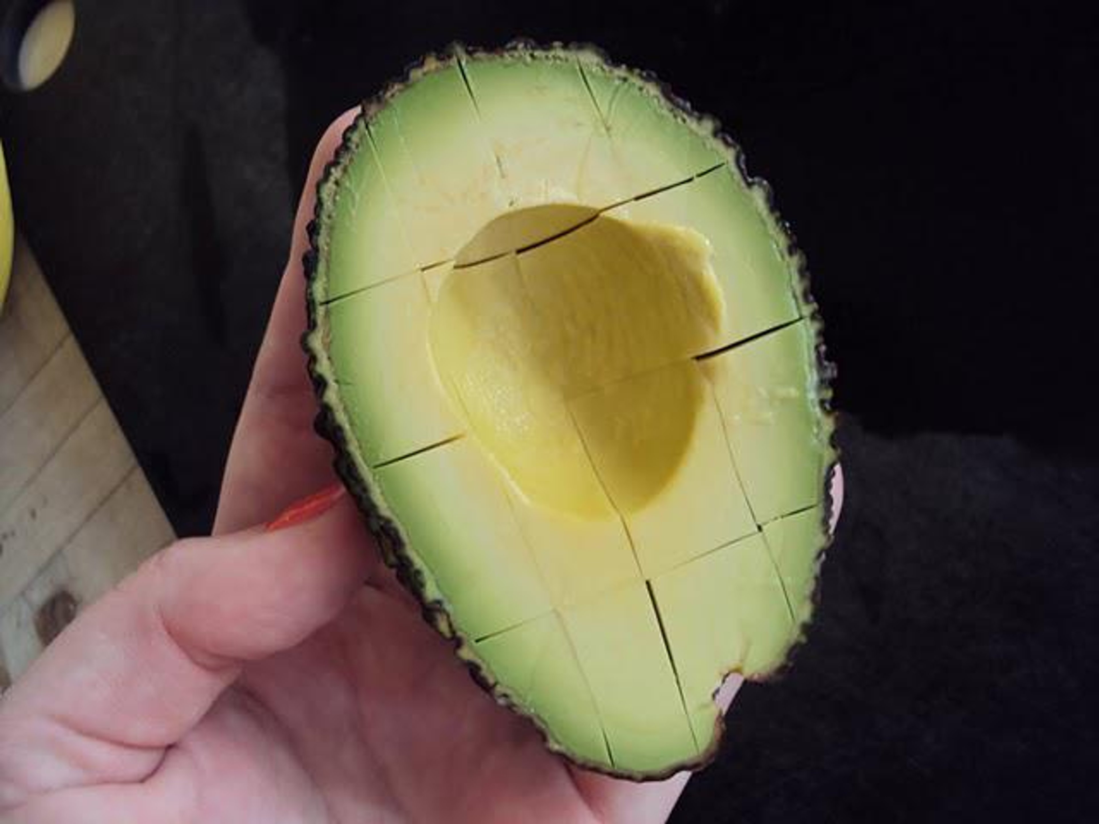 Spinatsalat med melon, avocado, mozzarella og sprødt drys