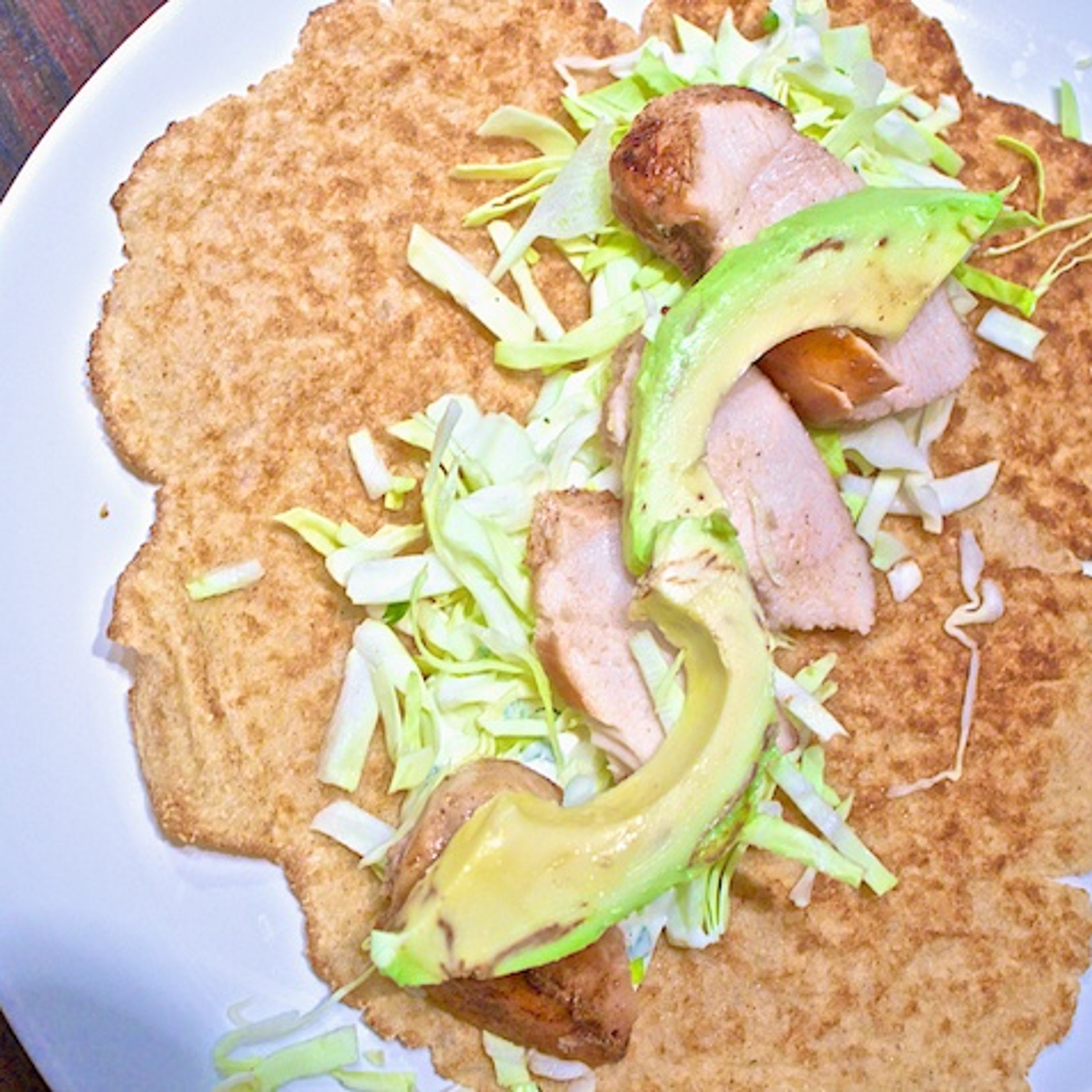 Wraps med kylling, spidskål, avocado og limedressing
