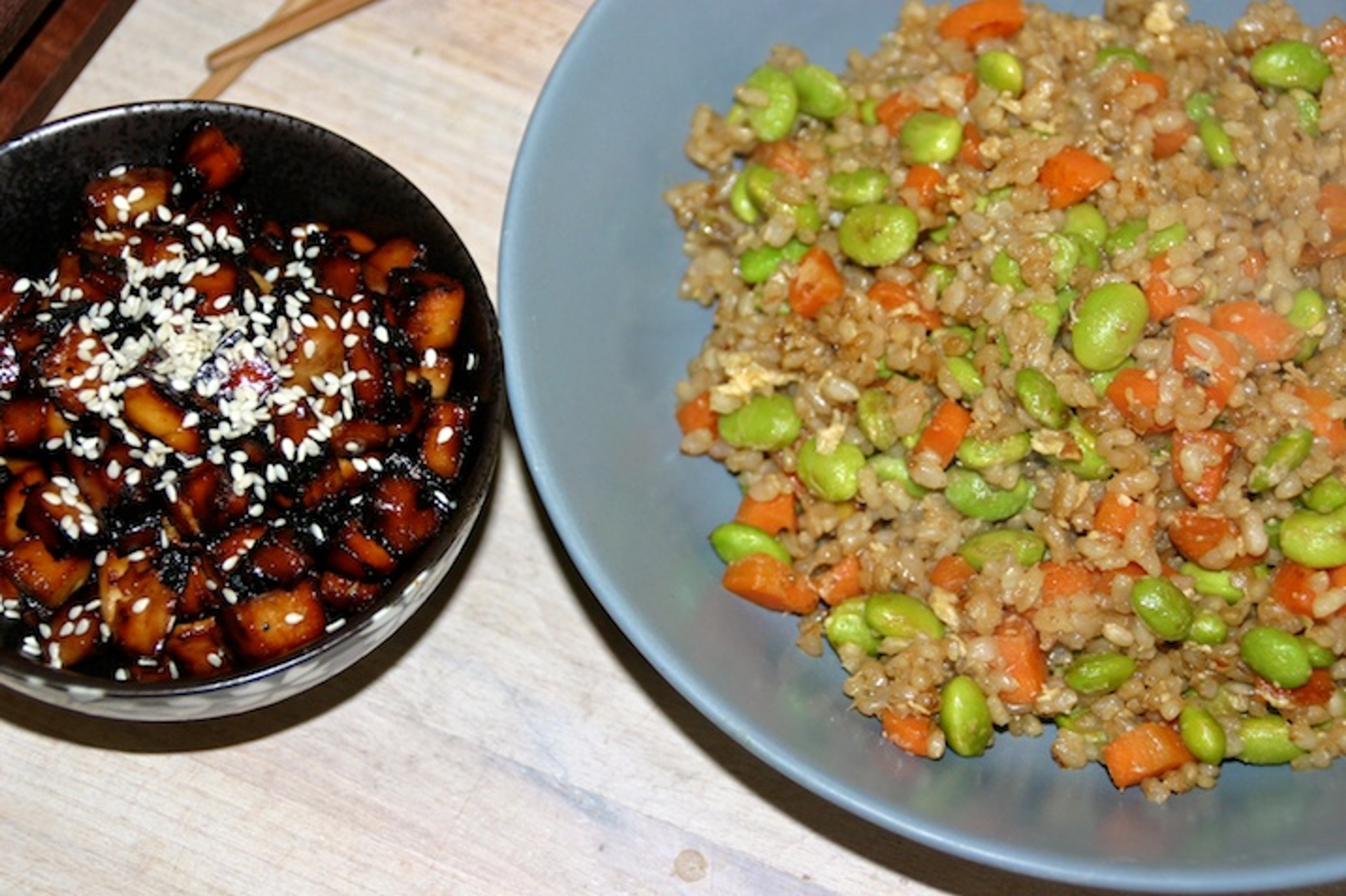 Stegte brune ris med gulerod, edamame og æg