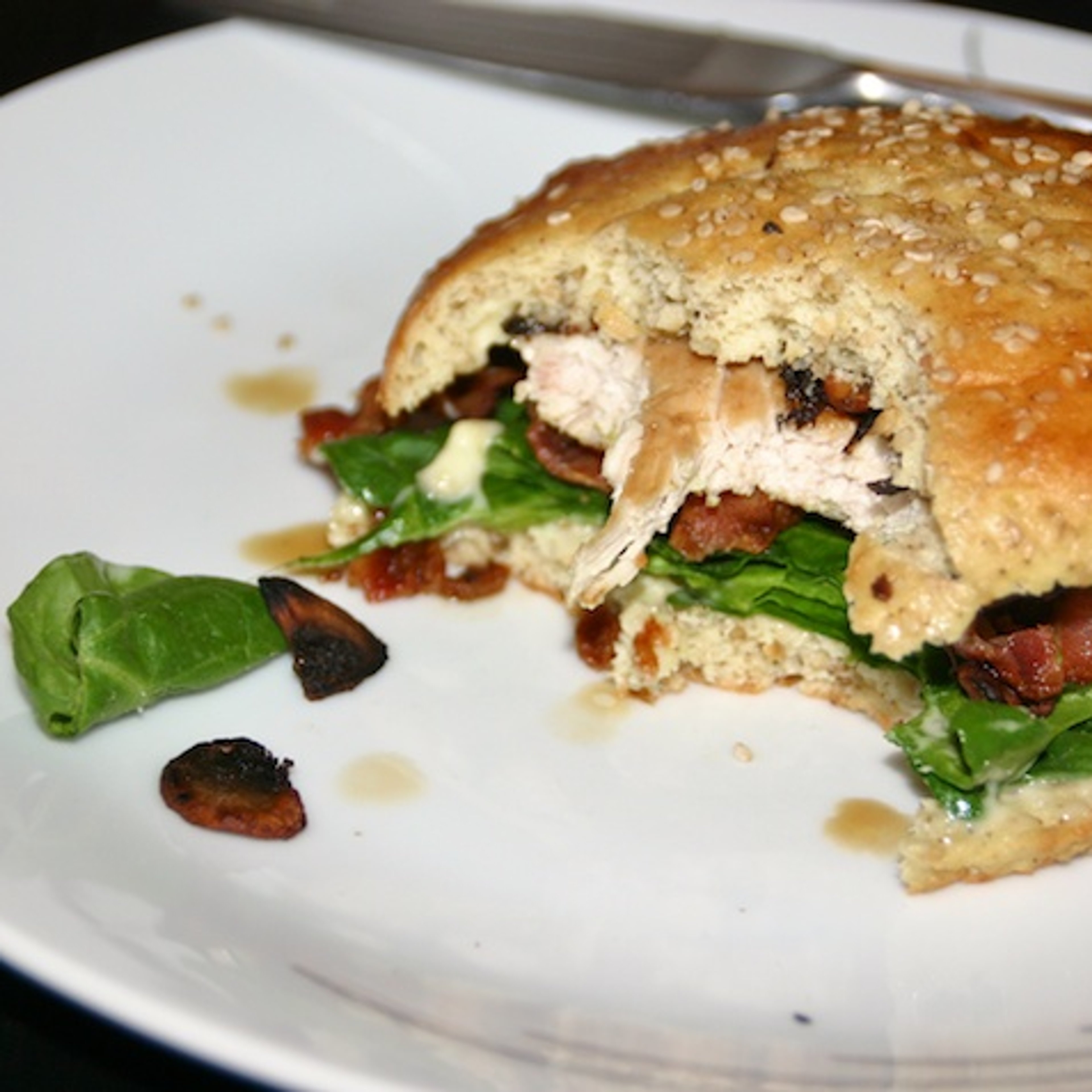 Burger med kylling, bacon, champignon og aioli