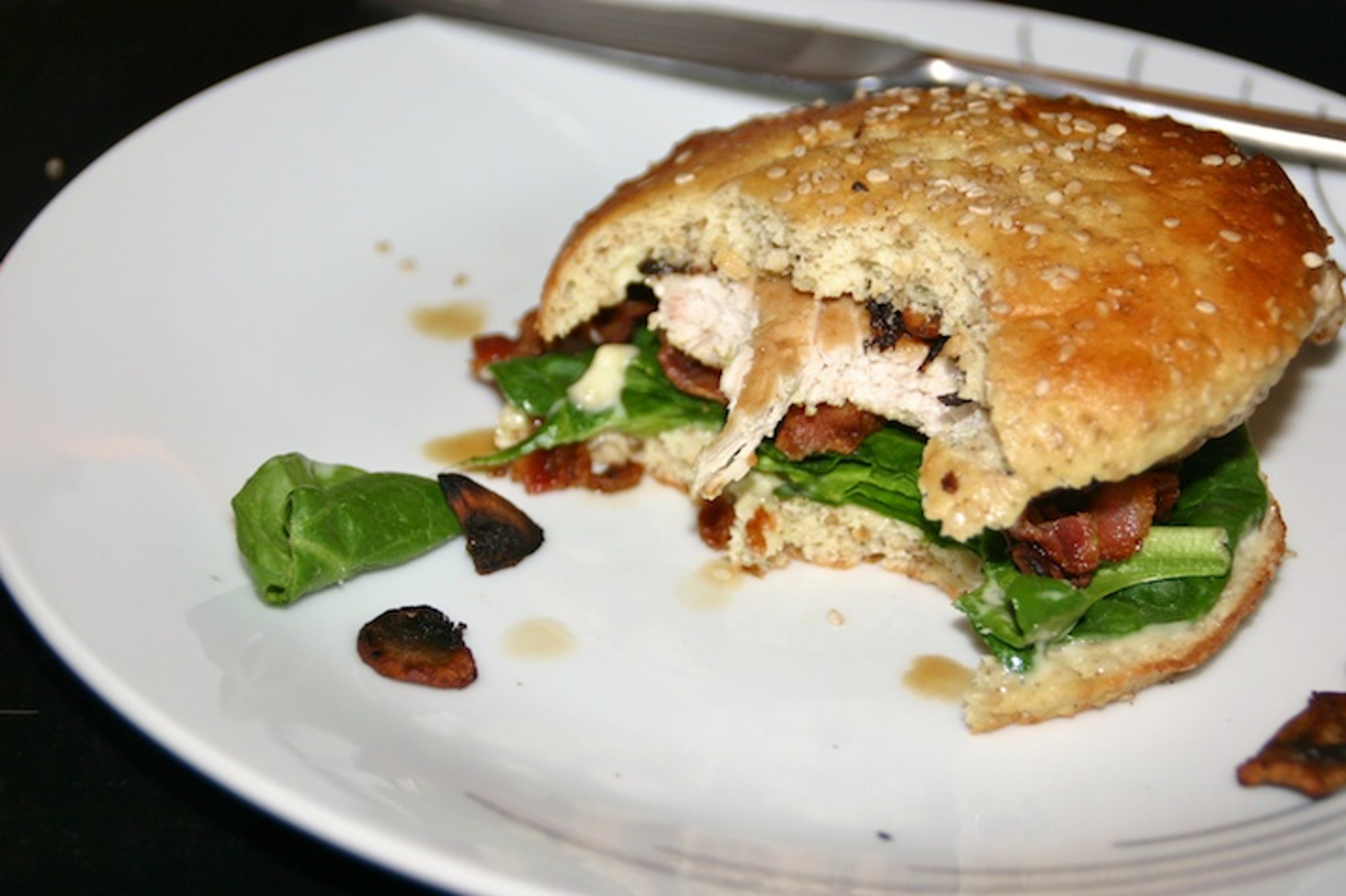 Burger med kylling, bacon, champignon og aioli