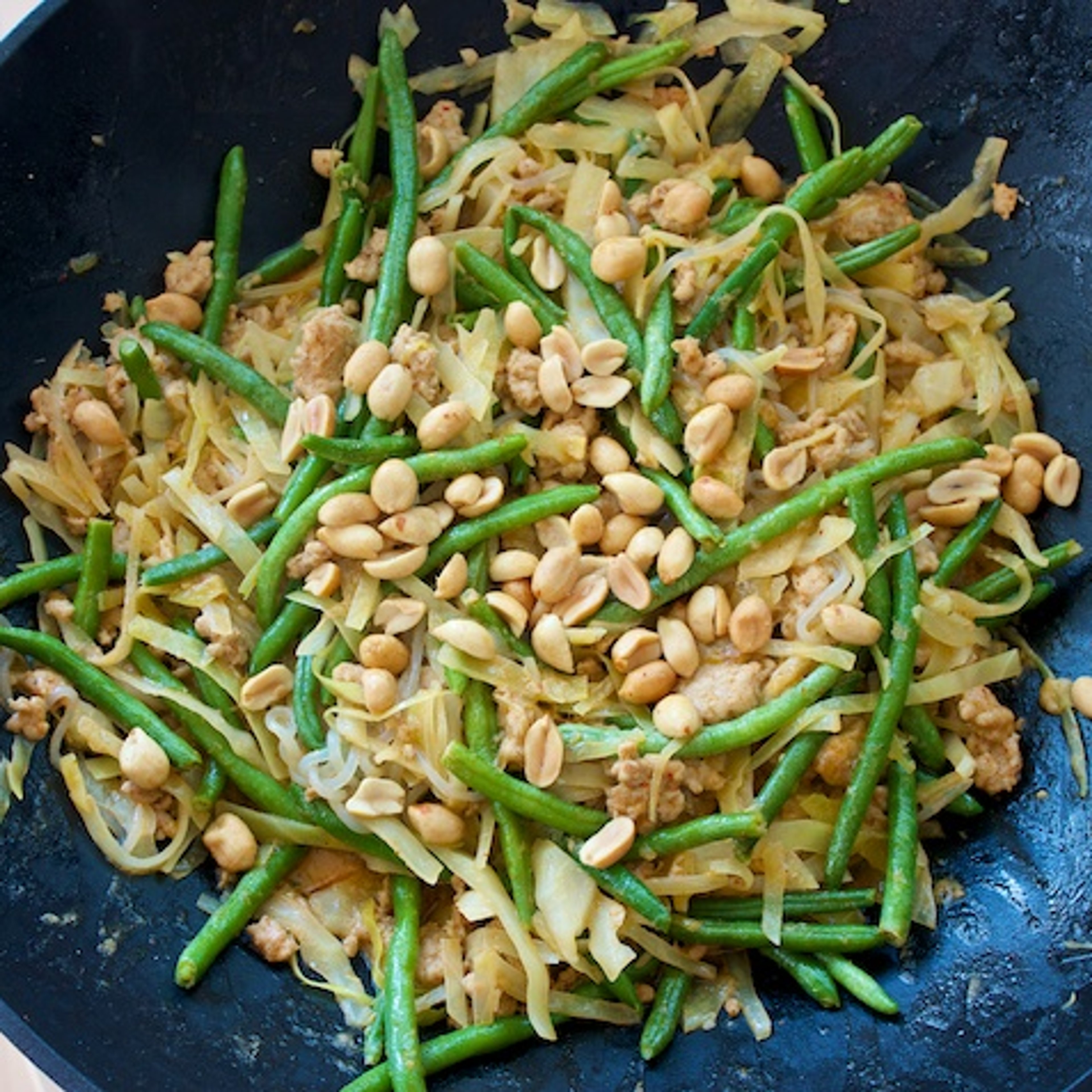 Wokket rød karryret med kylling, kål, grønne bønner og miracle noodles