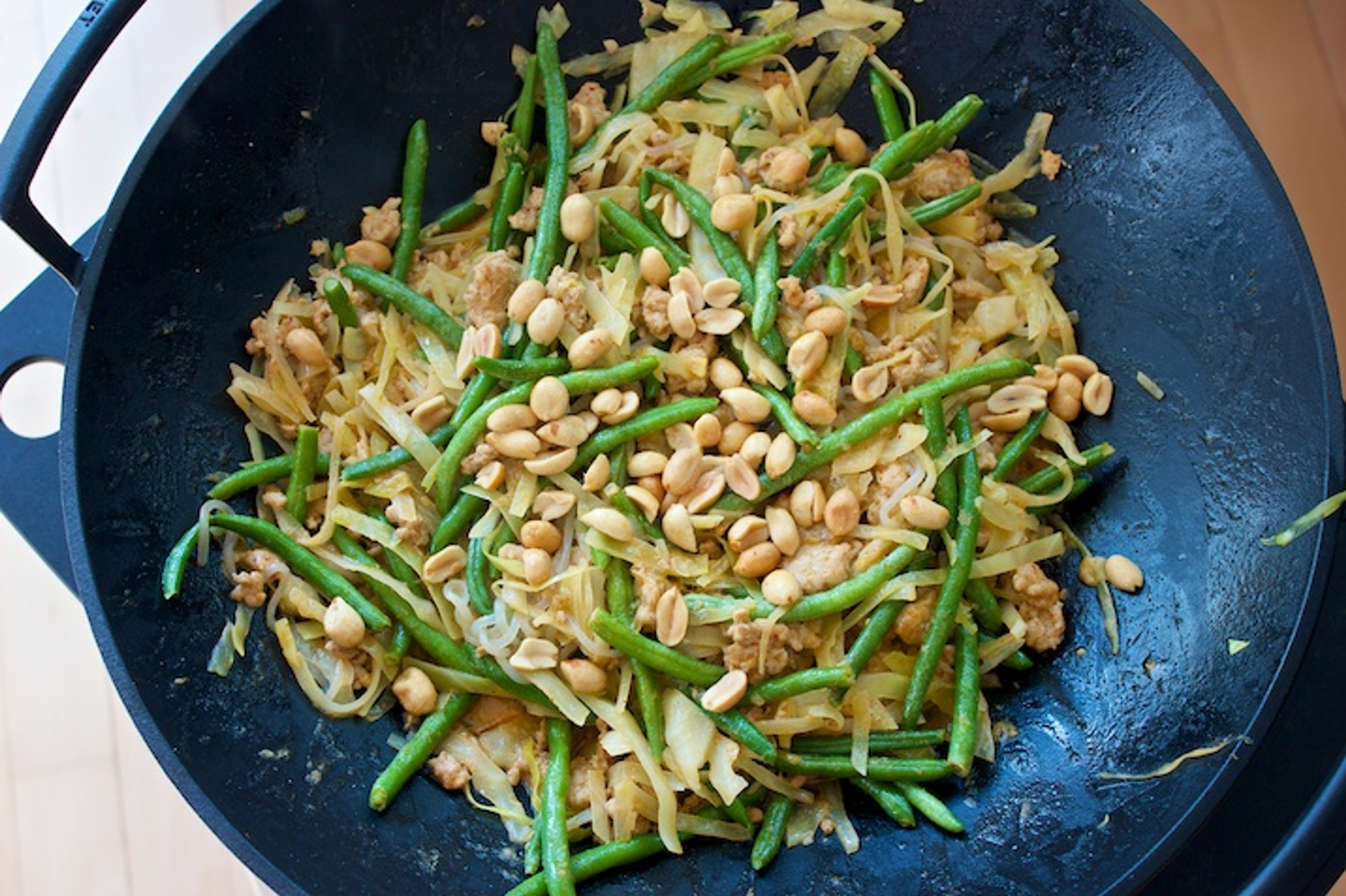 Wokket rød karryret med kylling, kål, grønne bønner og miracle noodles