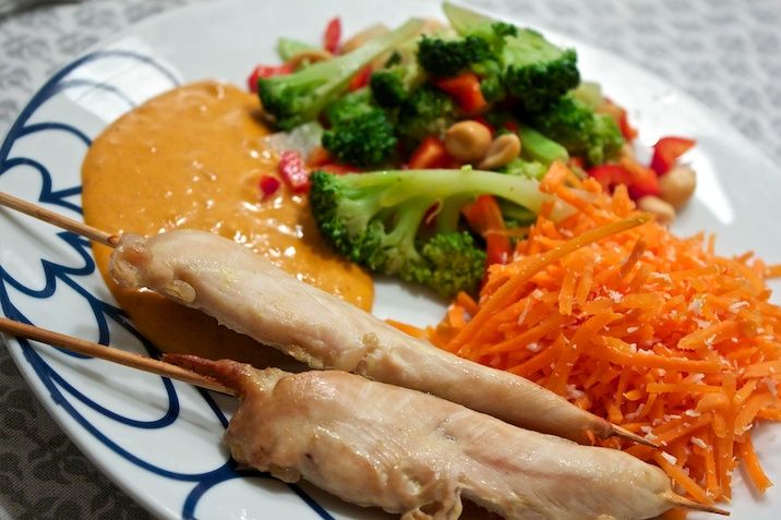 Satay-kyllingespyd med spicy peanutsauce, asiatisk broccolisalat og kokos-råkost