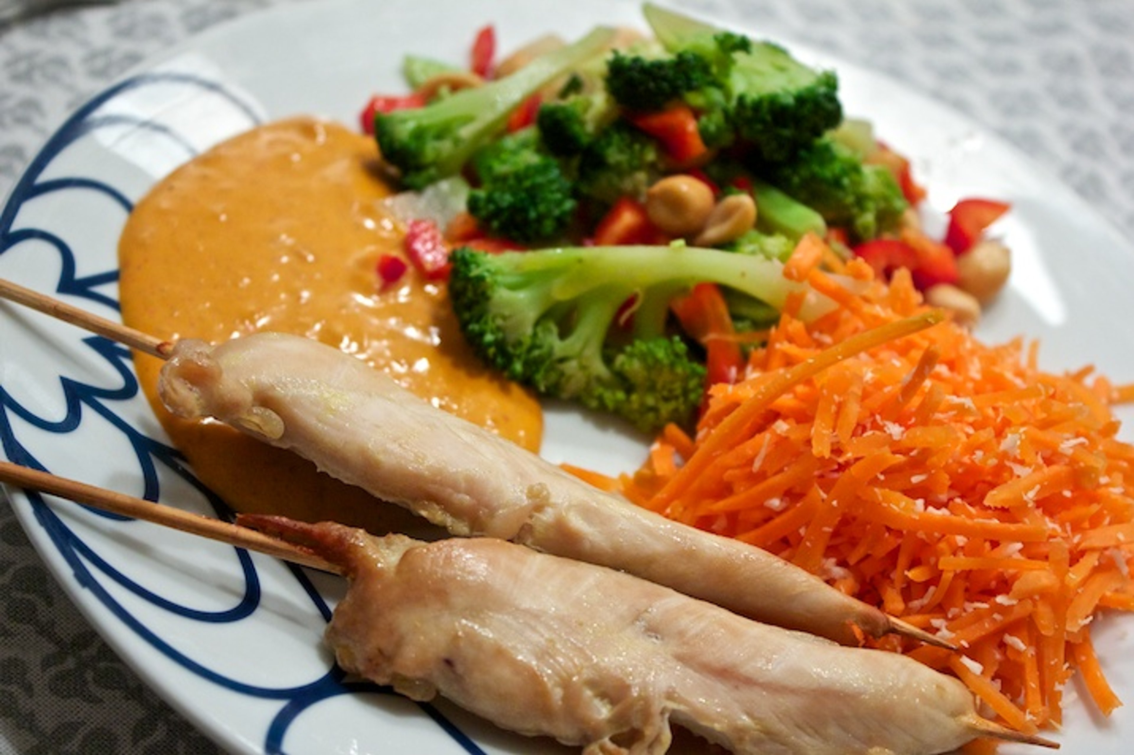 Satay-kyllingespyd med spicy peanutsauce, asiatisk broccolisalat og kokos-råkost