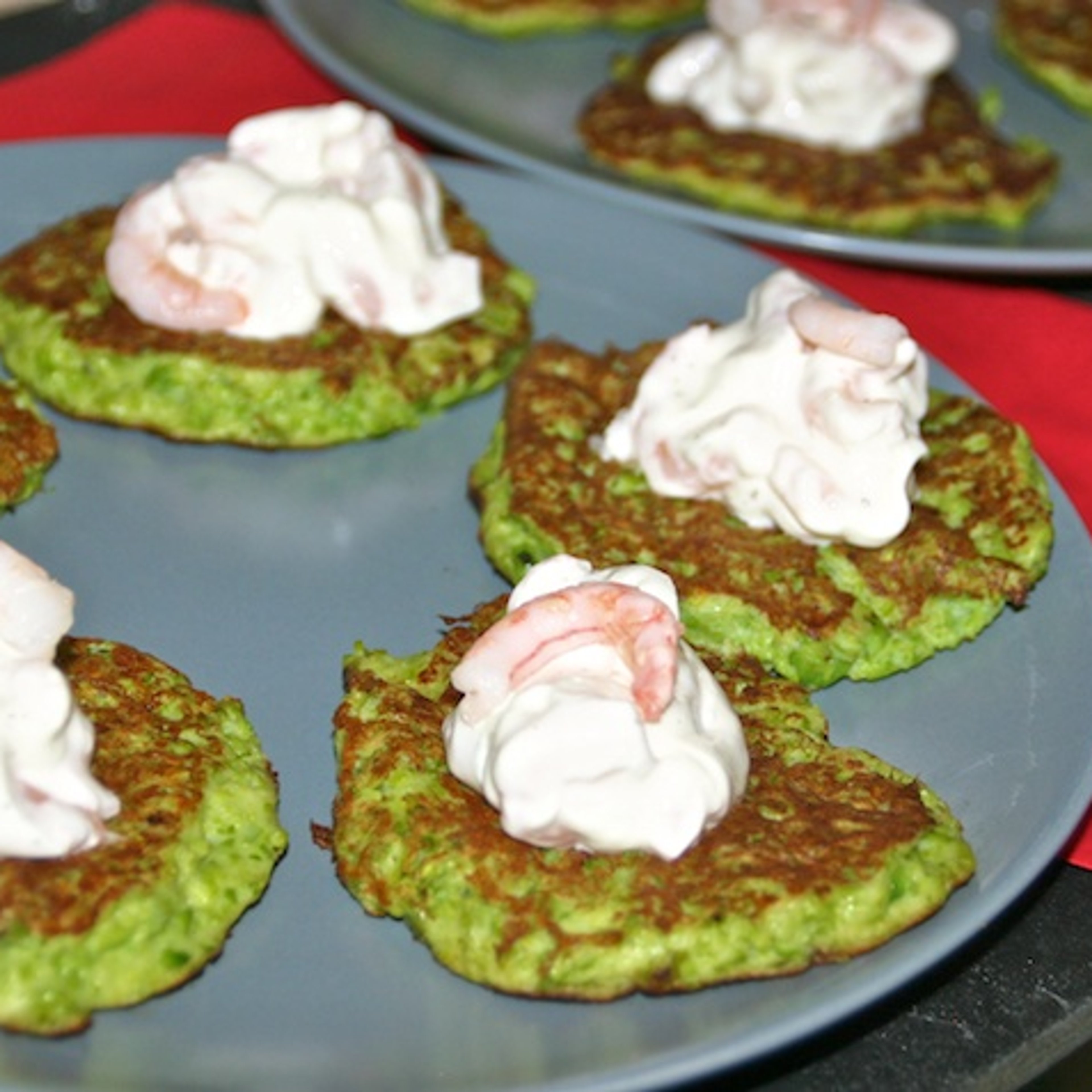 Ærtepandekager med skyr og rejer