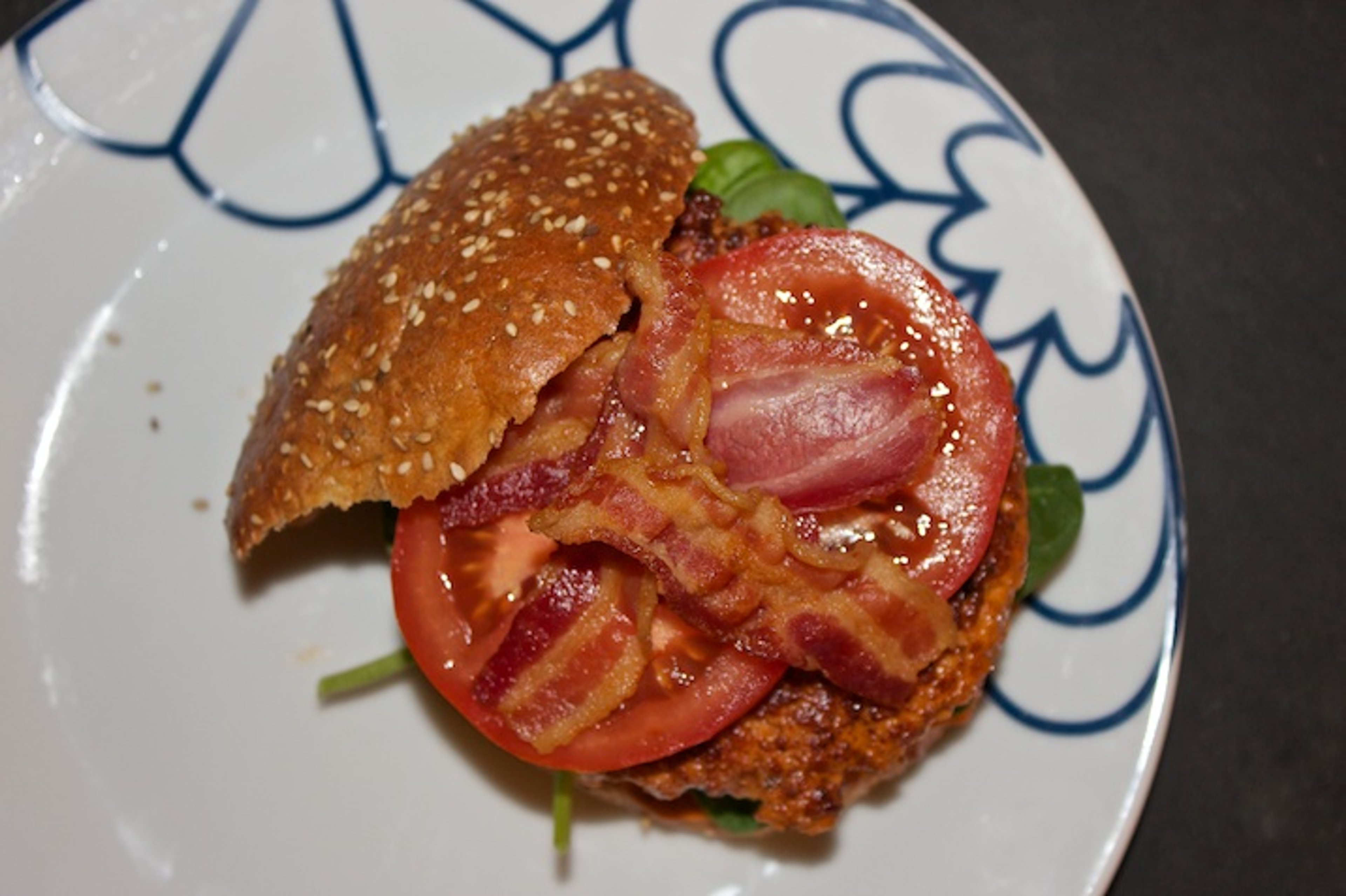 BLT Lakseburger med chipotle-aioli