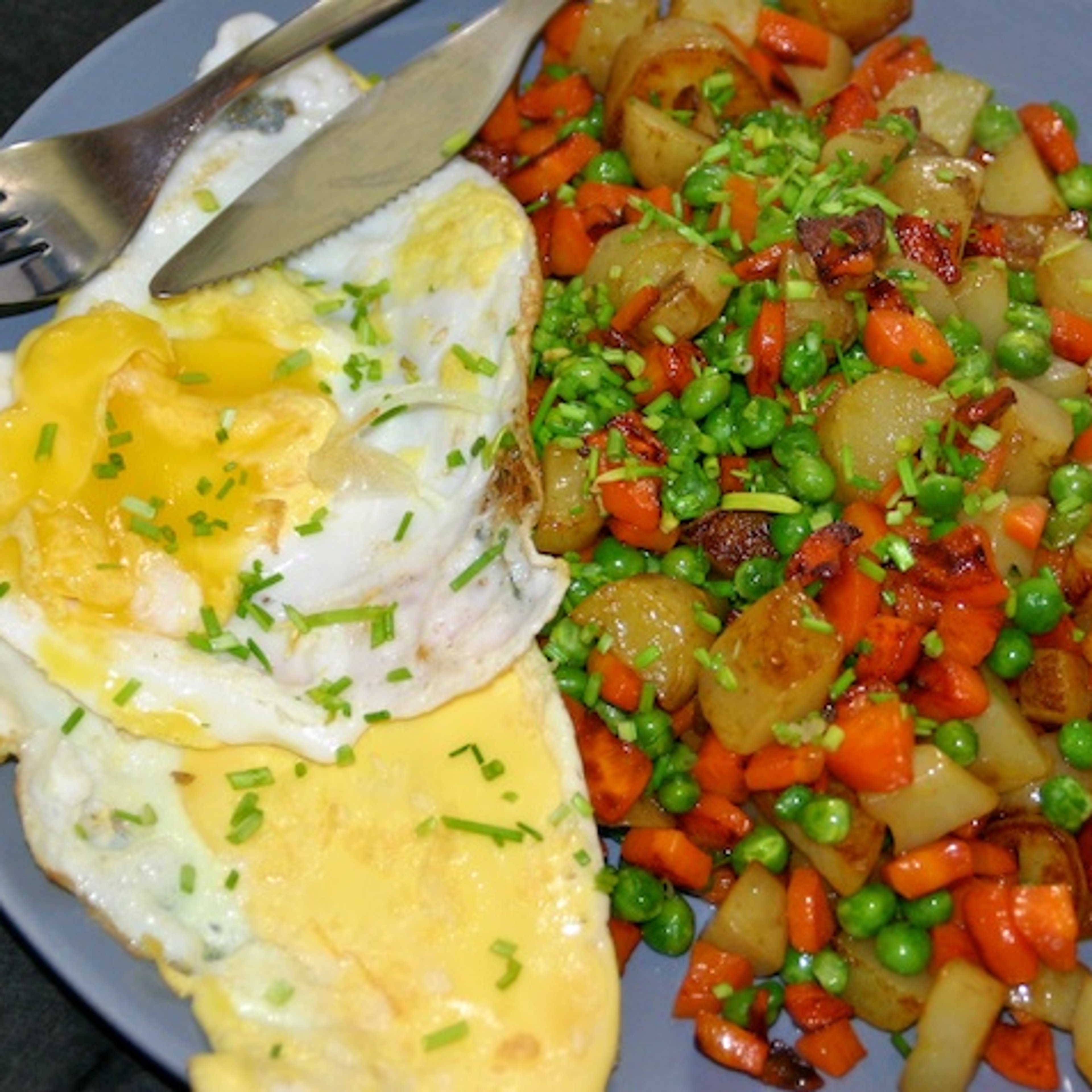 Vegetarisk biksemad af kartofler, gulerødder, ærter og spejlæg