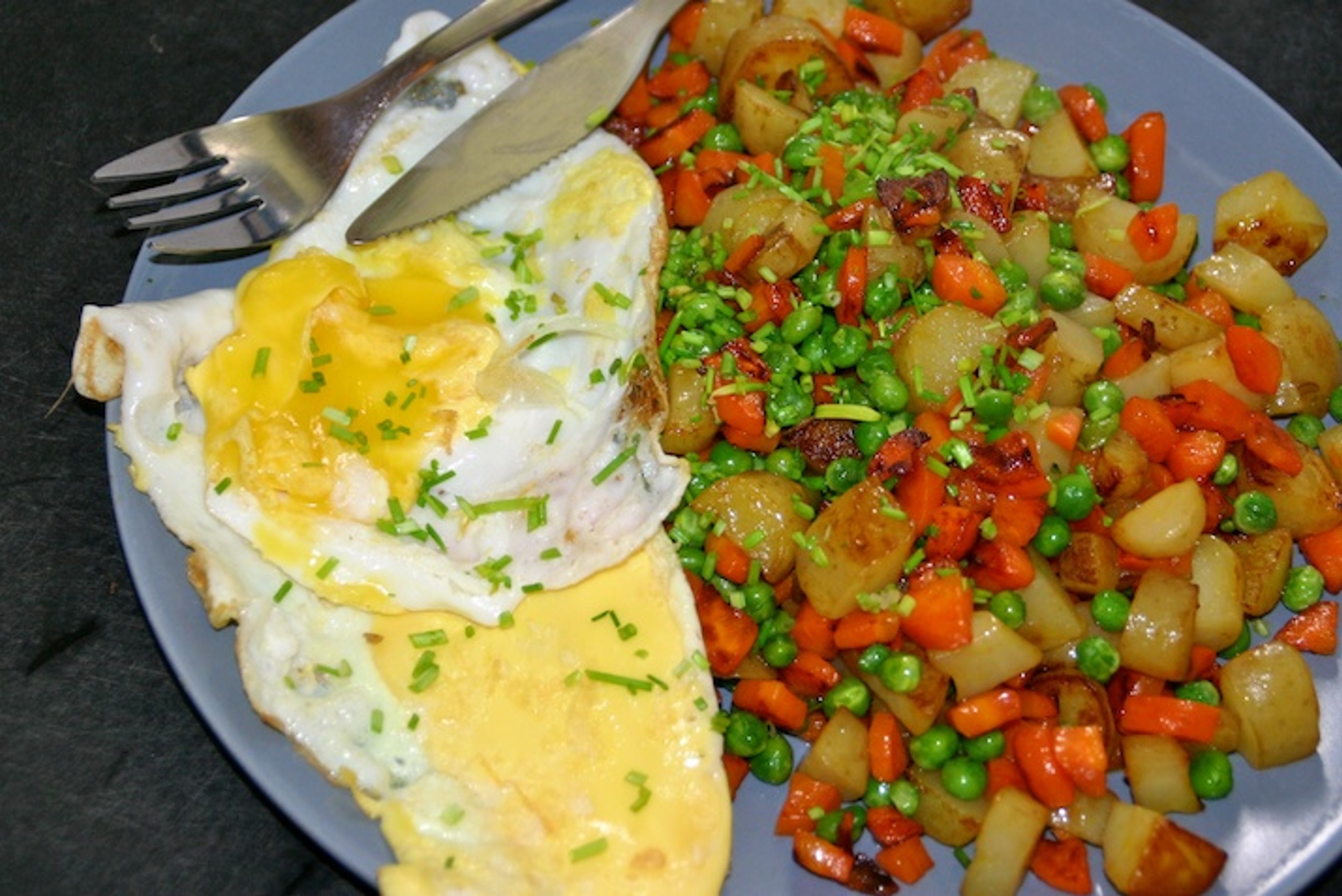 Vegetarisk biksemad af kartofler, gulerødder, ærter og spejlæg