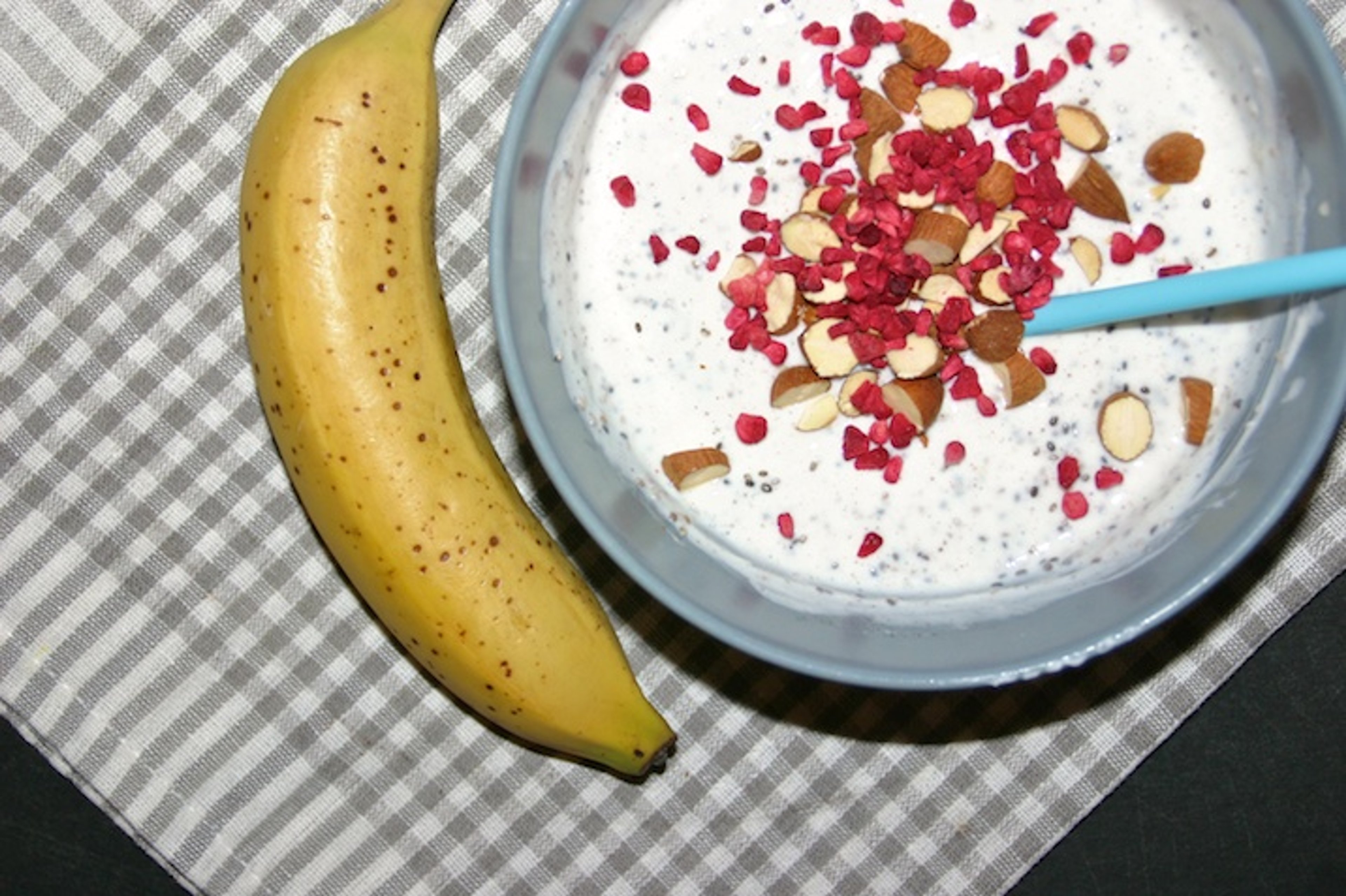 Skyr med chia, mandler, frysetørrede hindbær og en banan