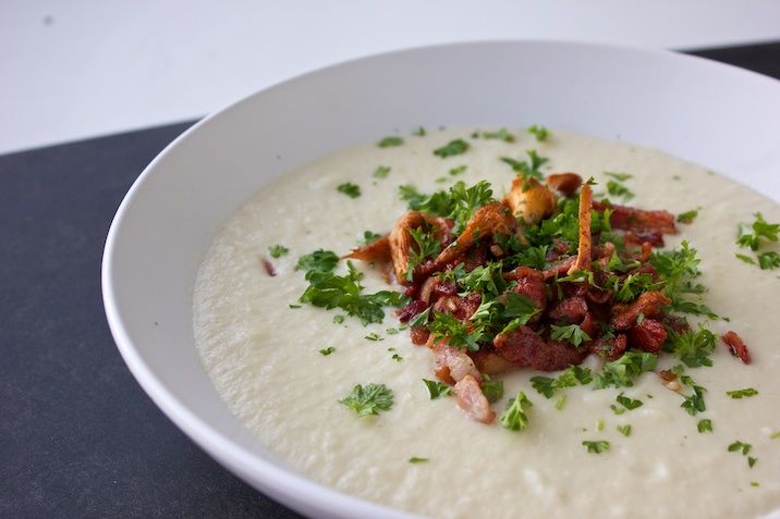 Blomkålssuppe med hvidløgsstegte kantareller og bacon