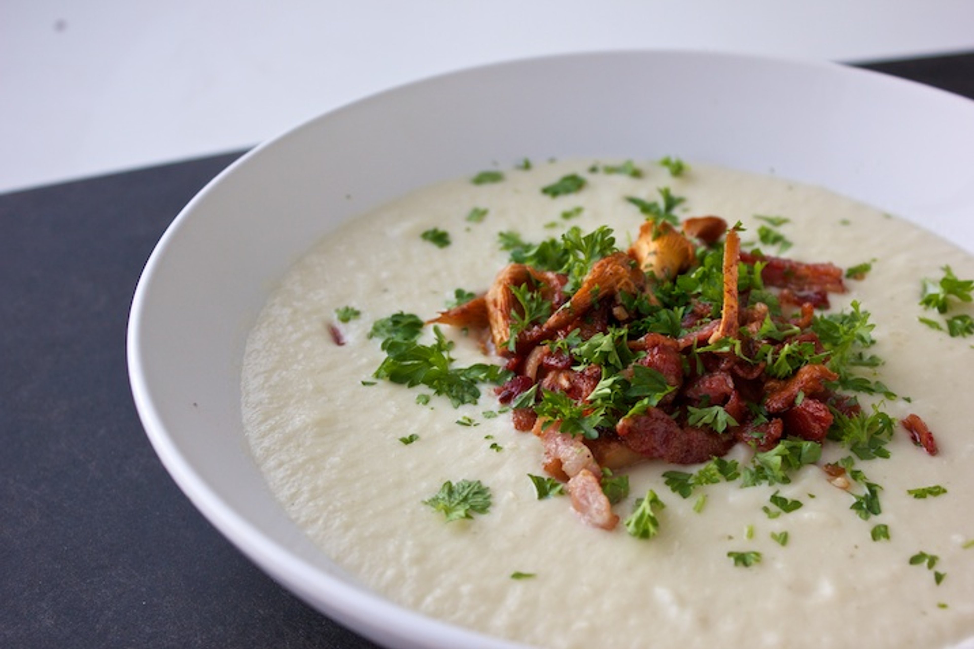 Blomkålssuppe med hvidløgsstegte kantareller og bacon