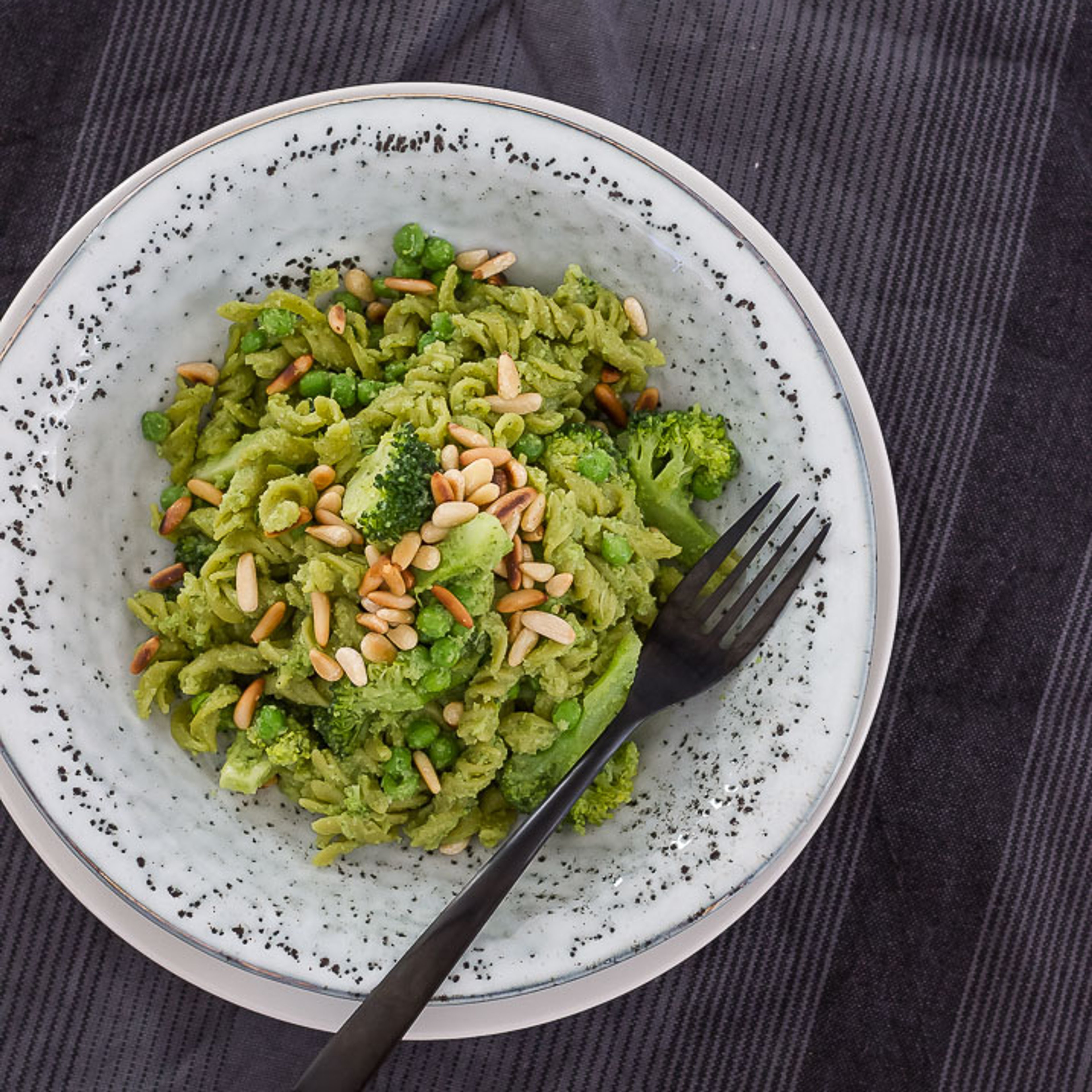 Ærtepasta med broccolipesto og pinjekerner