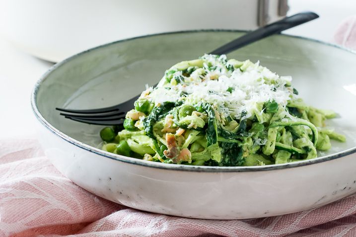 Pasta med røget laks og grønne sager