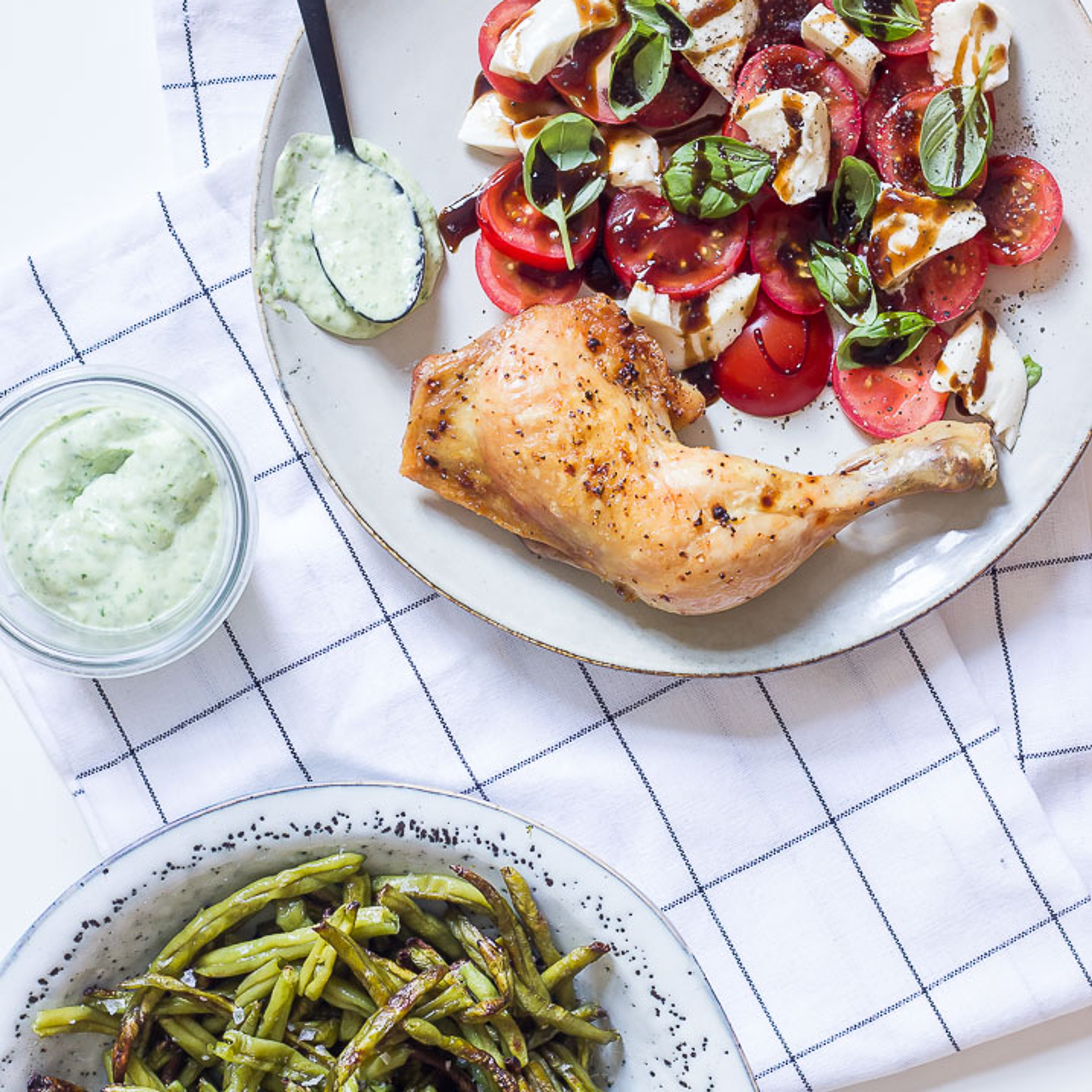 Sommer på en tallerken: Kylling med pestomayo, tomatsalat og bønnefritter
