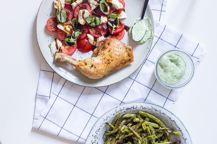 kylling-pestomayo-boennefritter-tomatsalat-2