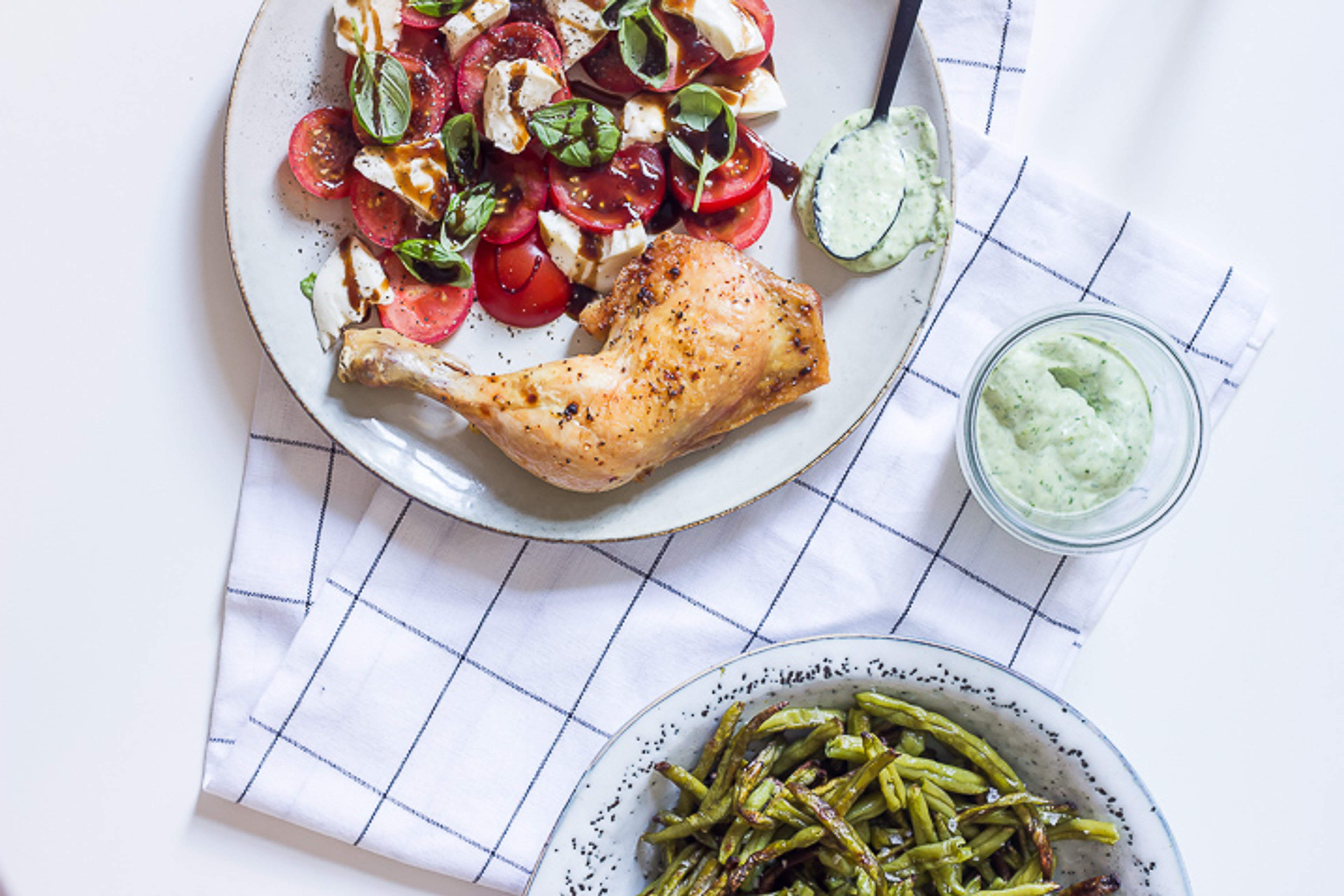 kylling-pestomayo-boennefritter-tomatsalat-2