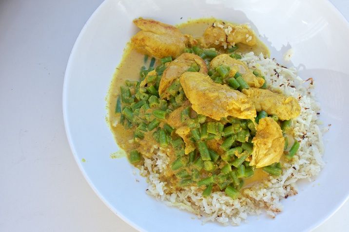 Kylling i karry med grønne bønner og blomkålsris