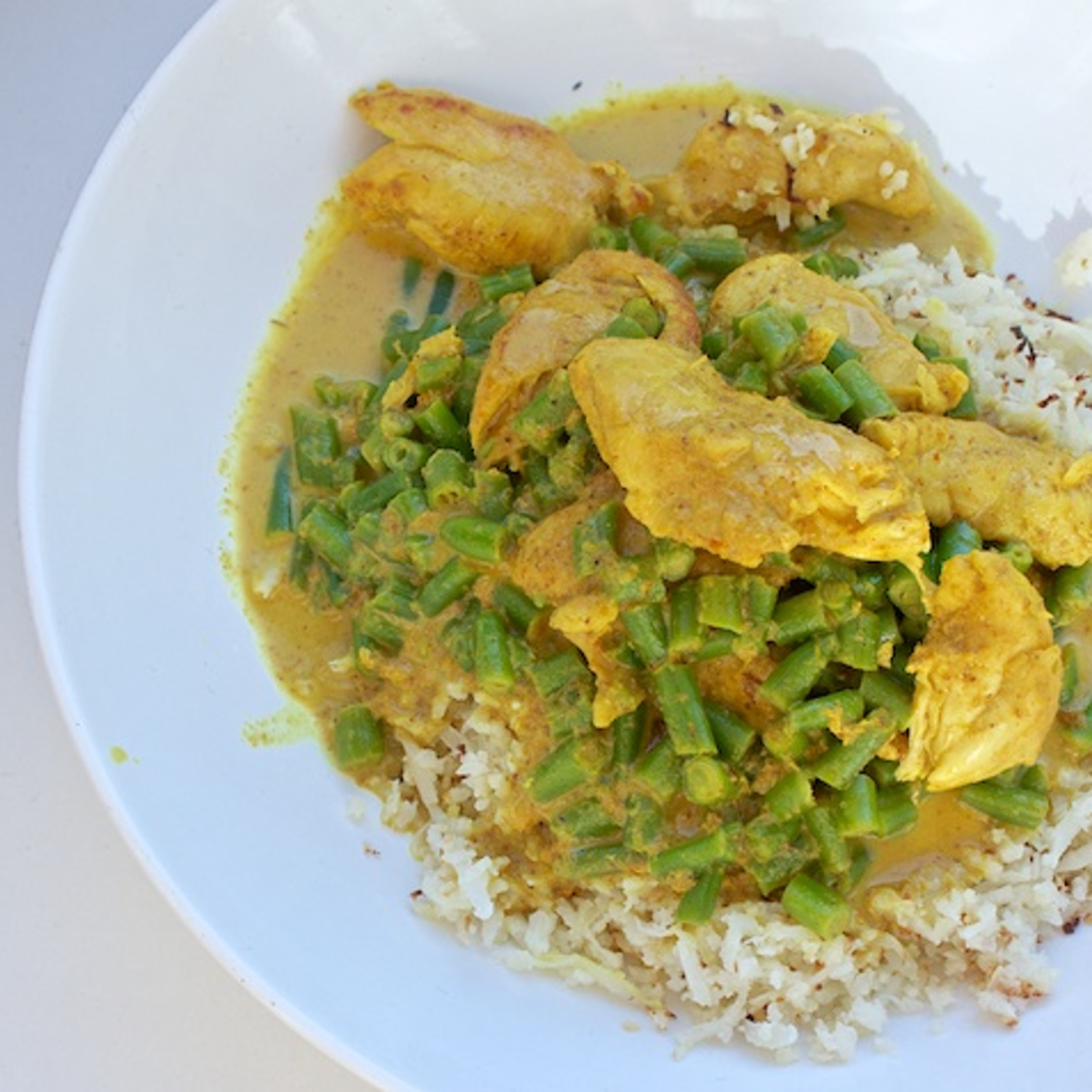 Kylling i karry med grønne bønner og blomkålsris