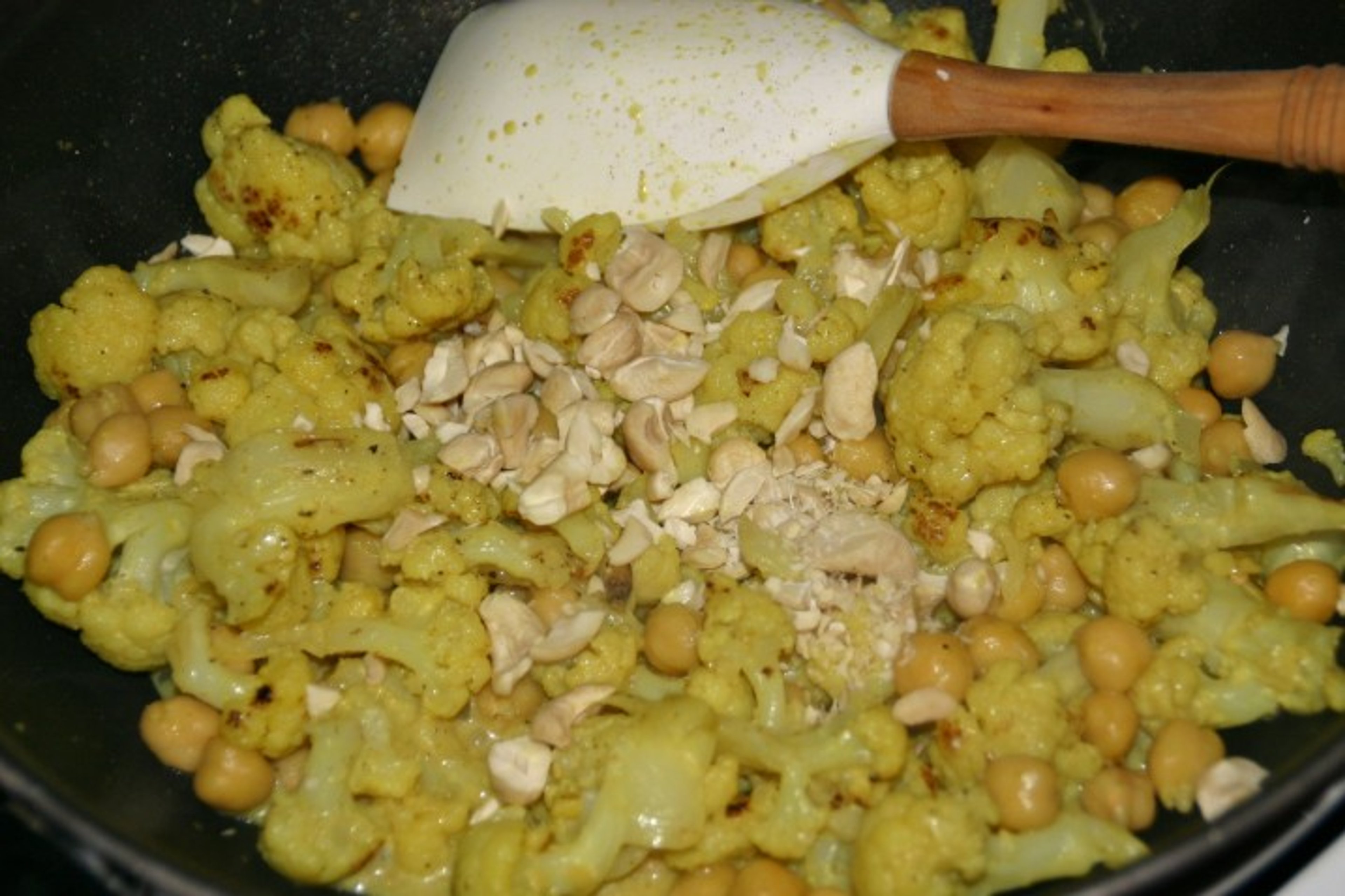 Blomkål og kikærter i karry-kokos-sauce