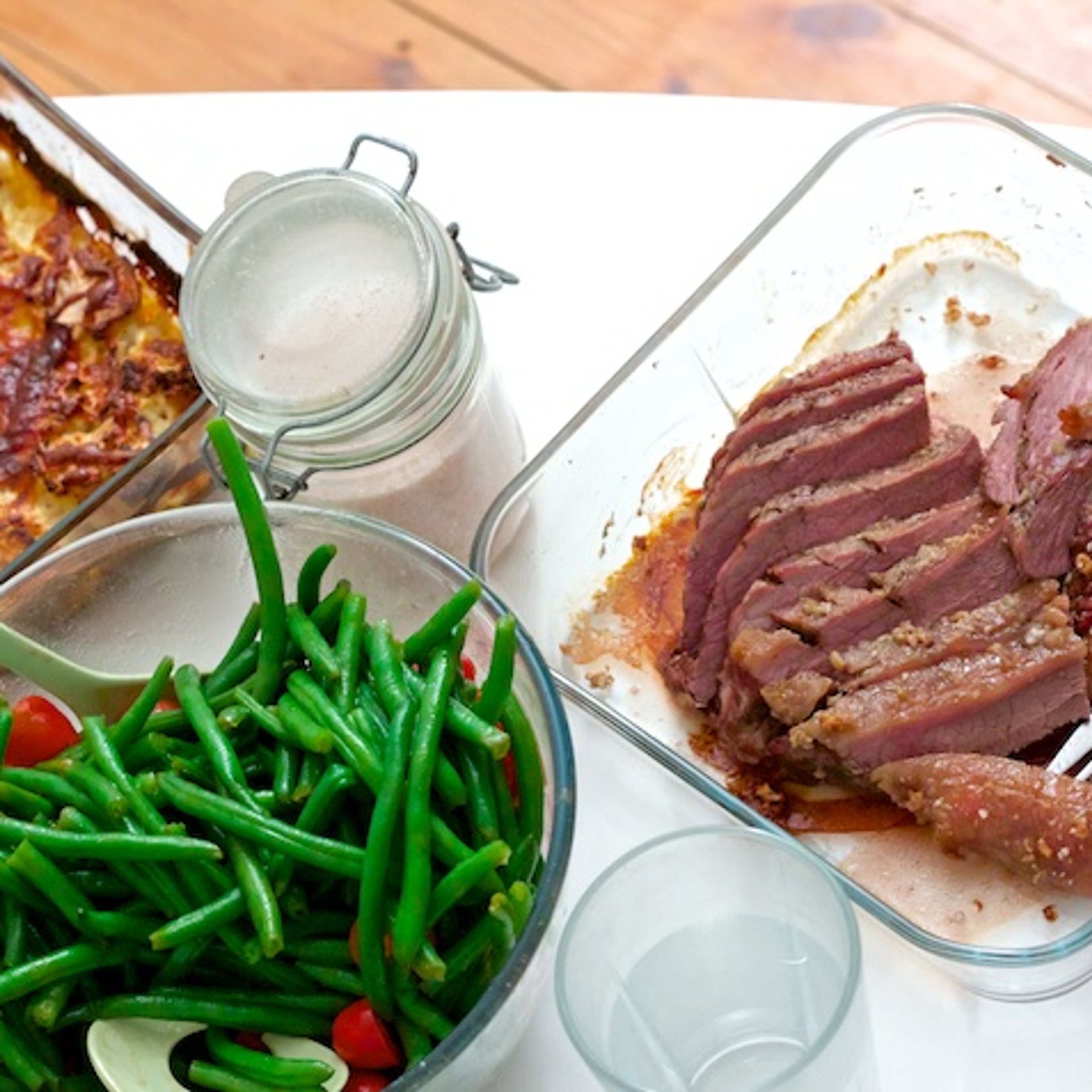 Intervalstegt culottesteg (med flødeblomkål og bønnesalat)