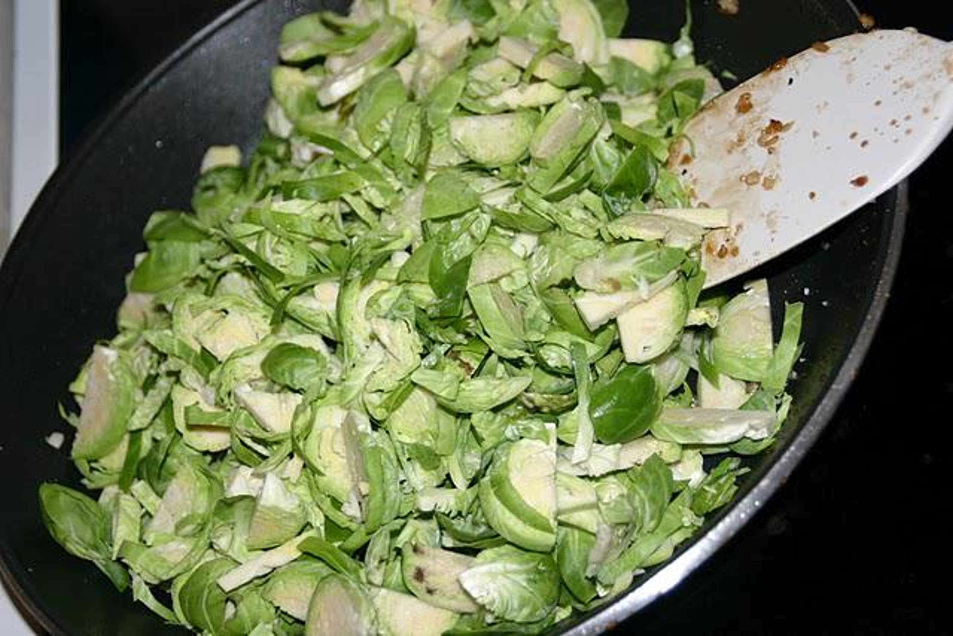 Karamelliseret tofu med rosenkål og pecannødder
