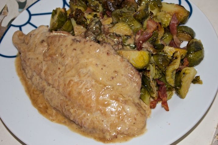 Fisk i soja-flødesovs og baconristede rosenkål