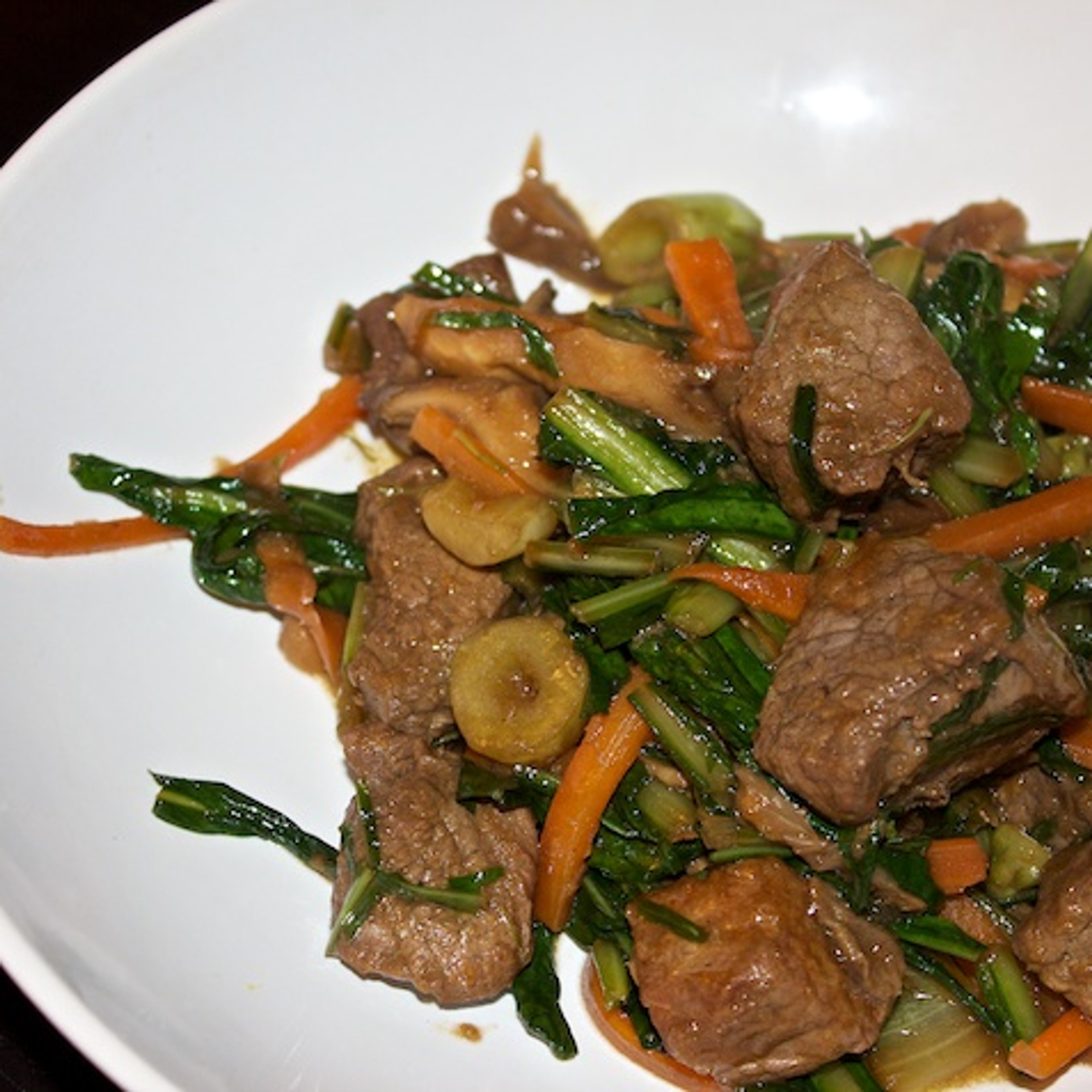 Sojamarineret kalvekød i wok med puntarella, østershatte og gulerod