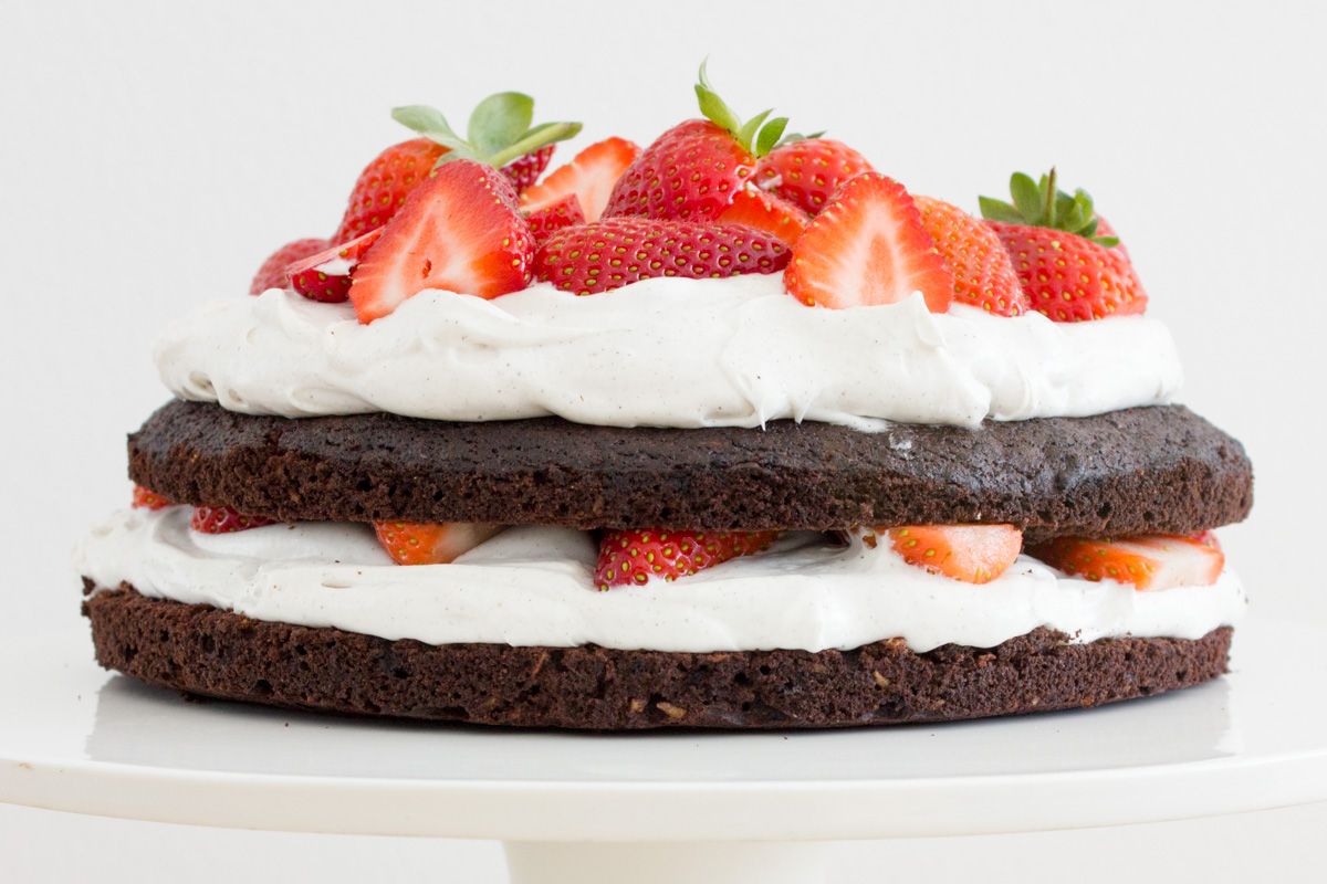 Hip hip hurra for bloggen: Kakaolagkage med kokoscreme og jordbær