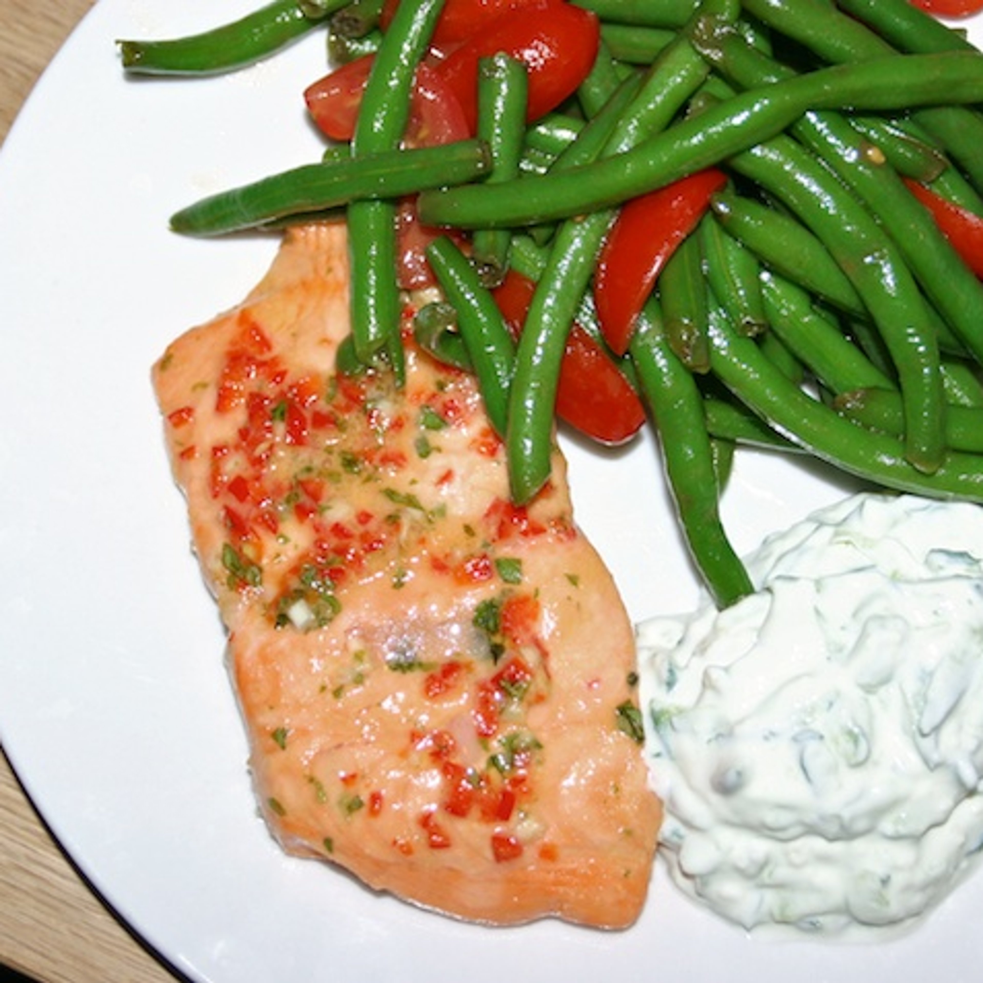 Chilimarineret laks med bønnesalat og tzatziki