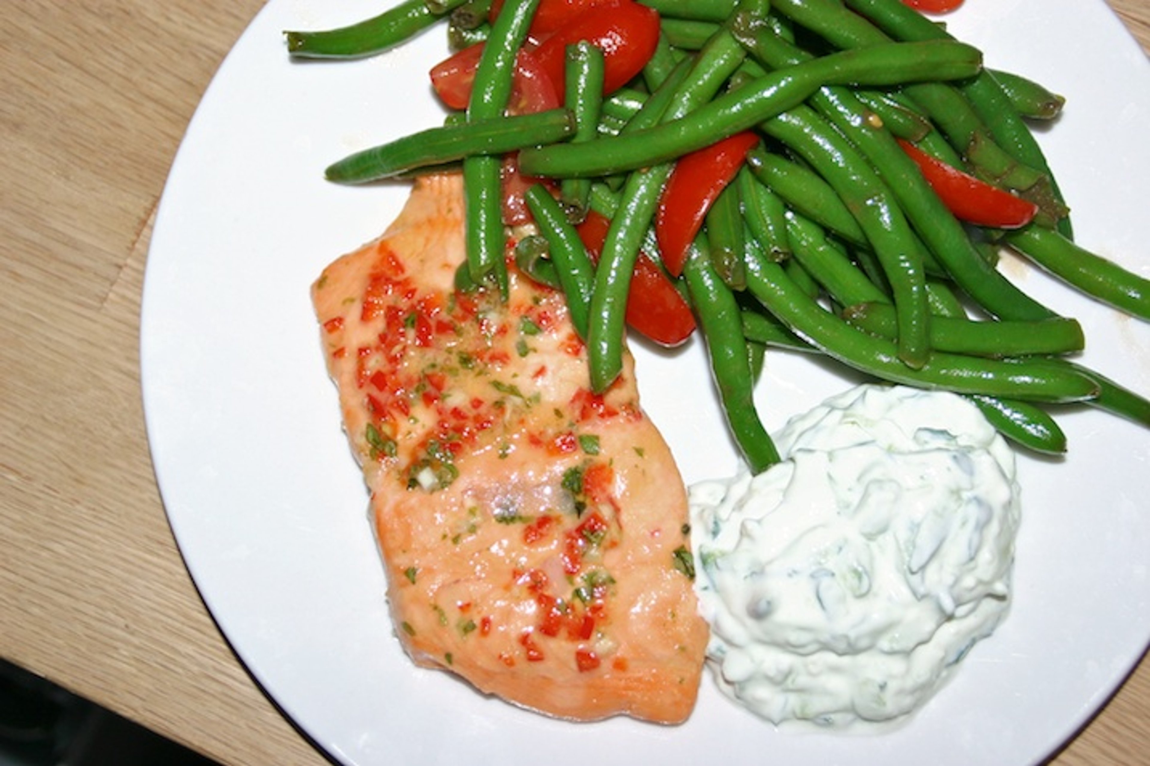 Chilimarineret laks med bønnesalat og tzatziki