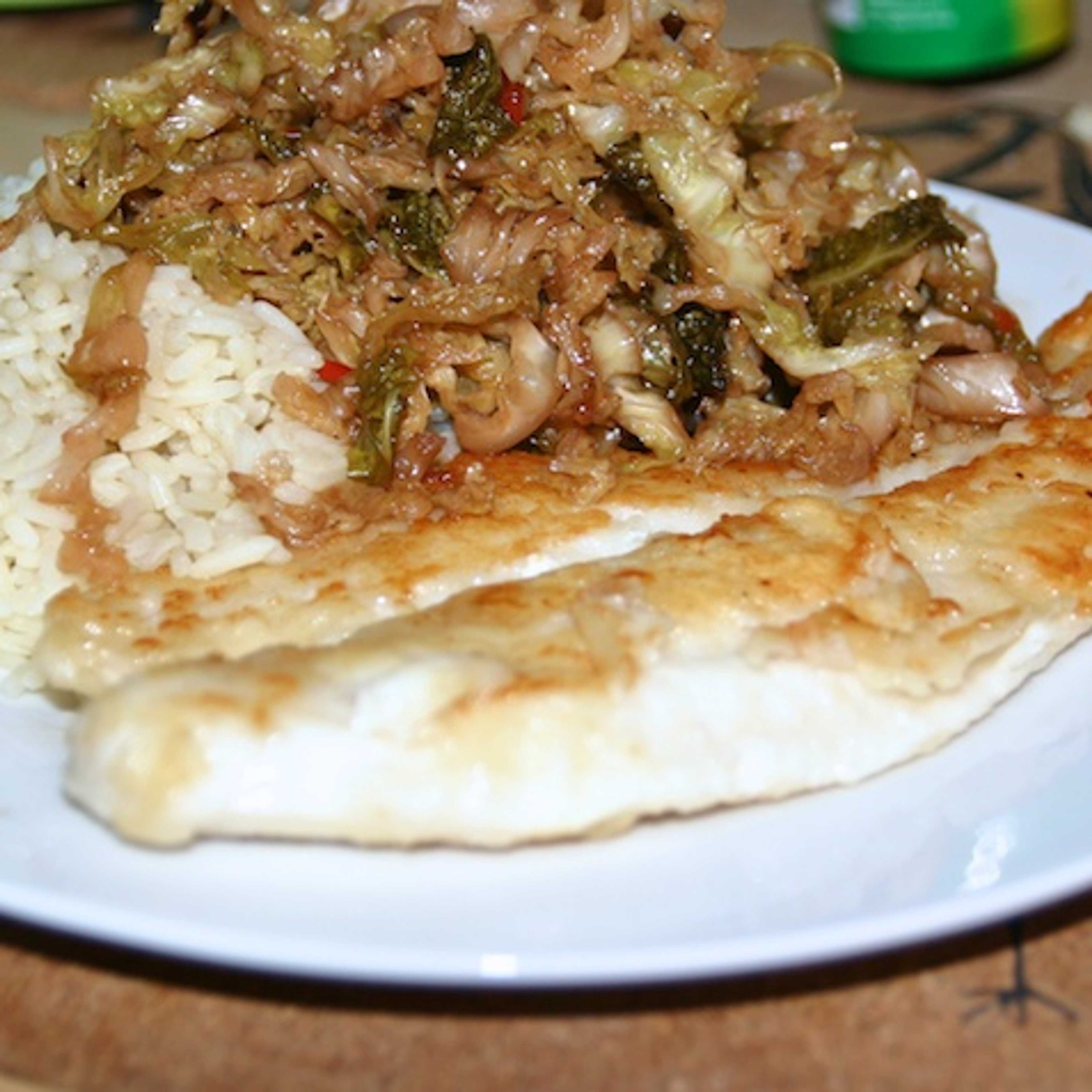 Sur-sød savoykål med fisk og ris