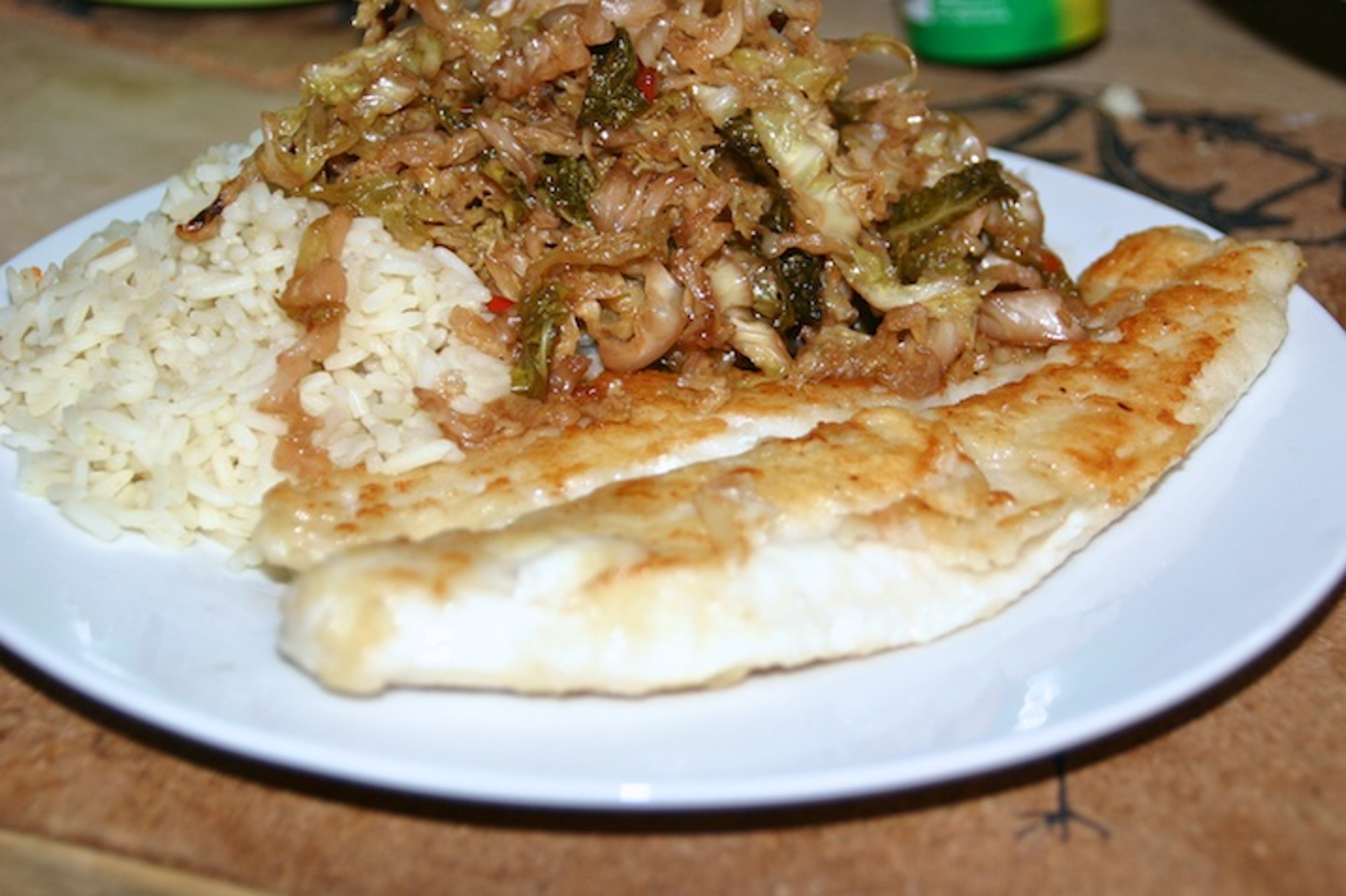 Sur-sød savoykål med fisk og ris