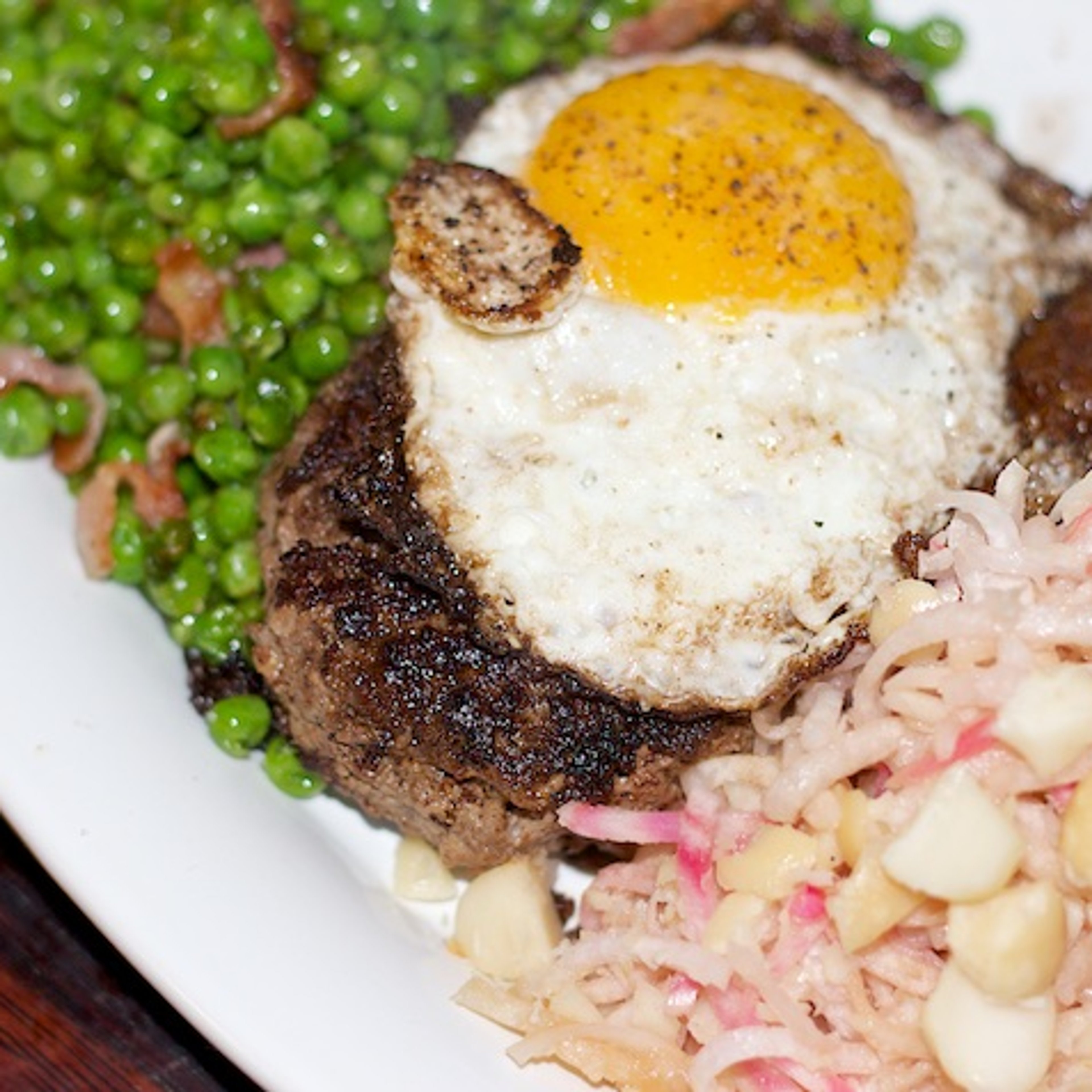 Hakkebøf med kapers og spejlæg, salat af beder, kinaradise og macadamia og baconærter