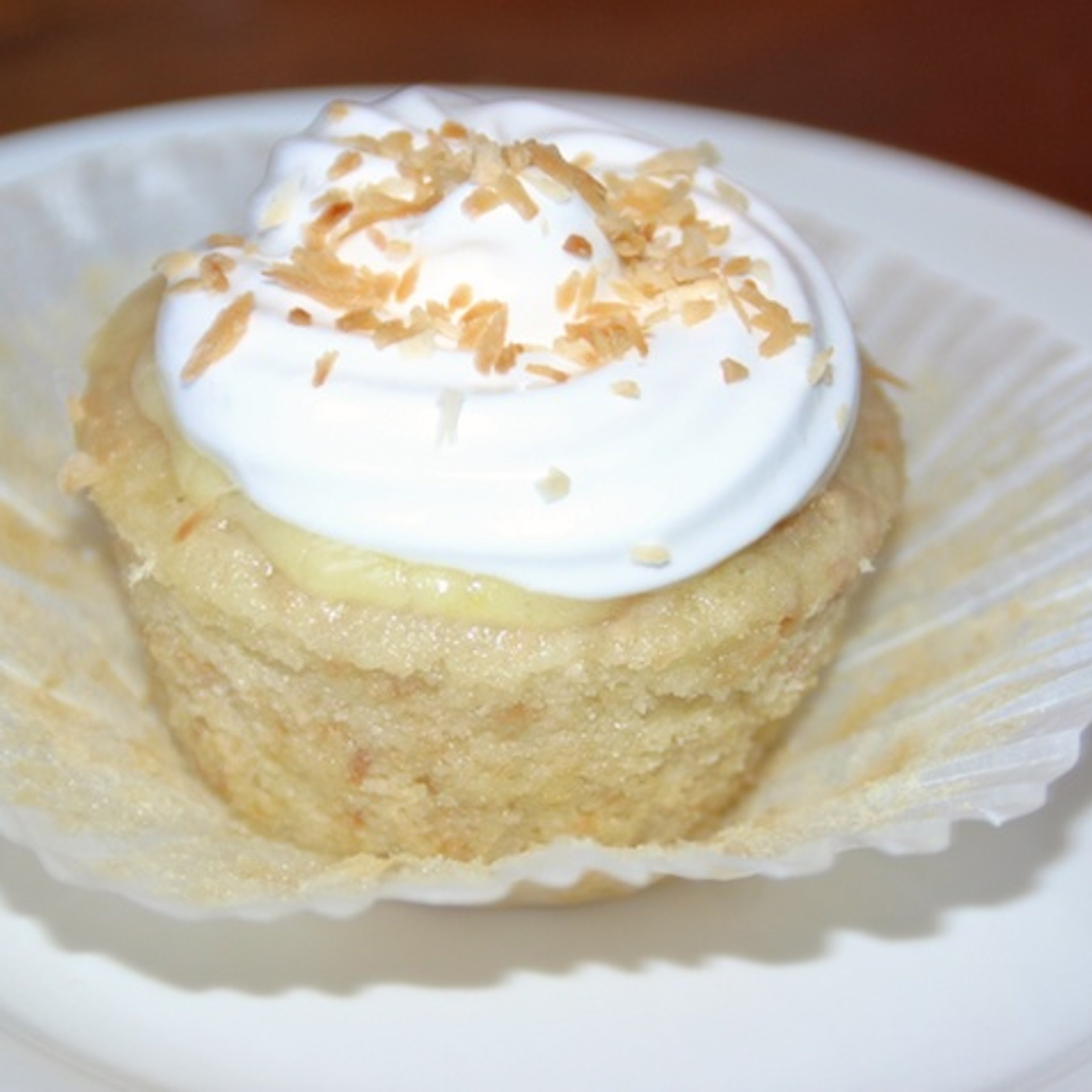 Citronfyldte kokoscupcakes med guf