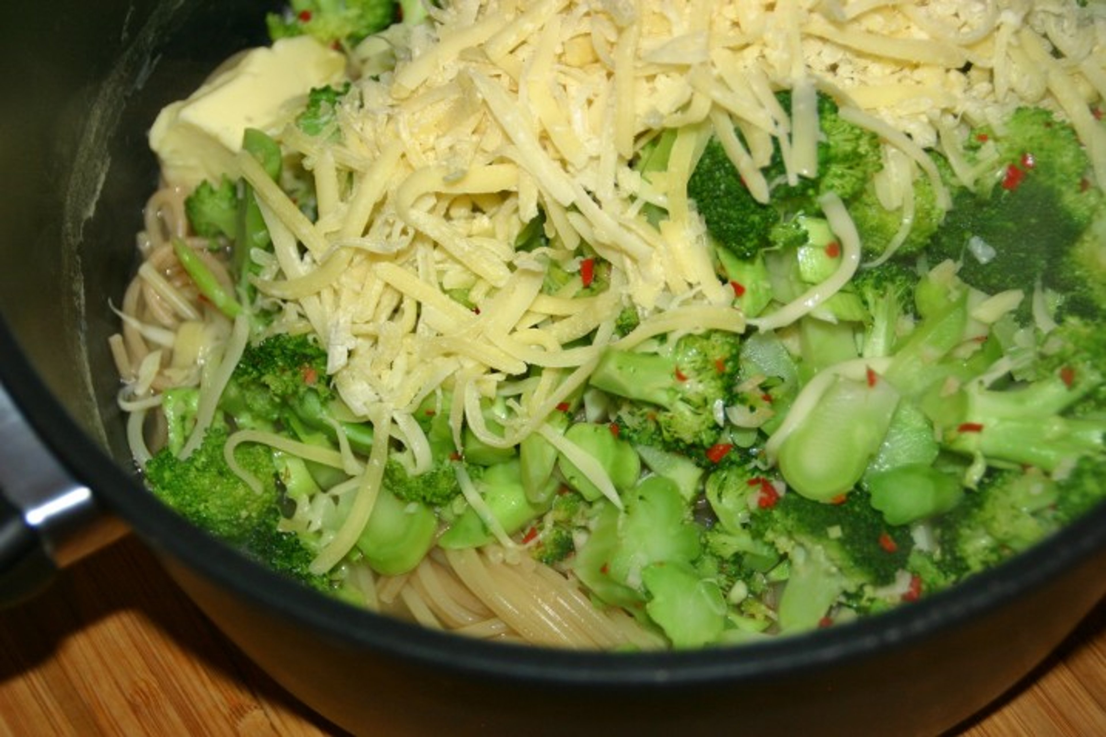 Spaghetti med broccoli, chili og ost