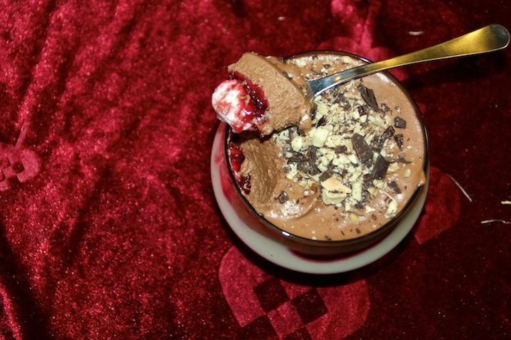 Tofarvet chokolademousse med hindbærsirup og hasselnødder