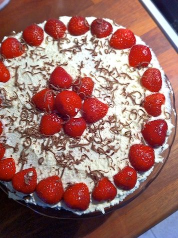 Kakaolagkage med flødeskum, jordbær og chokolade