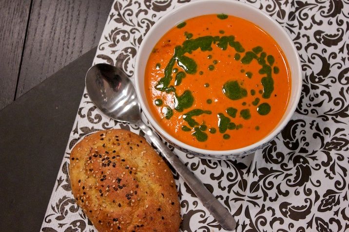 Tomatsuppe med mascarpone og basilikumsolie + krydrede hvidløgsflutes