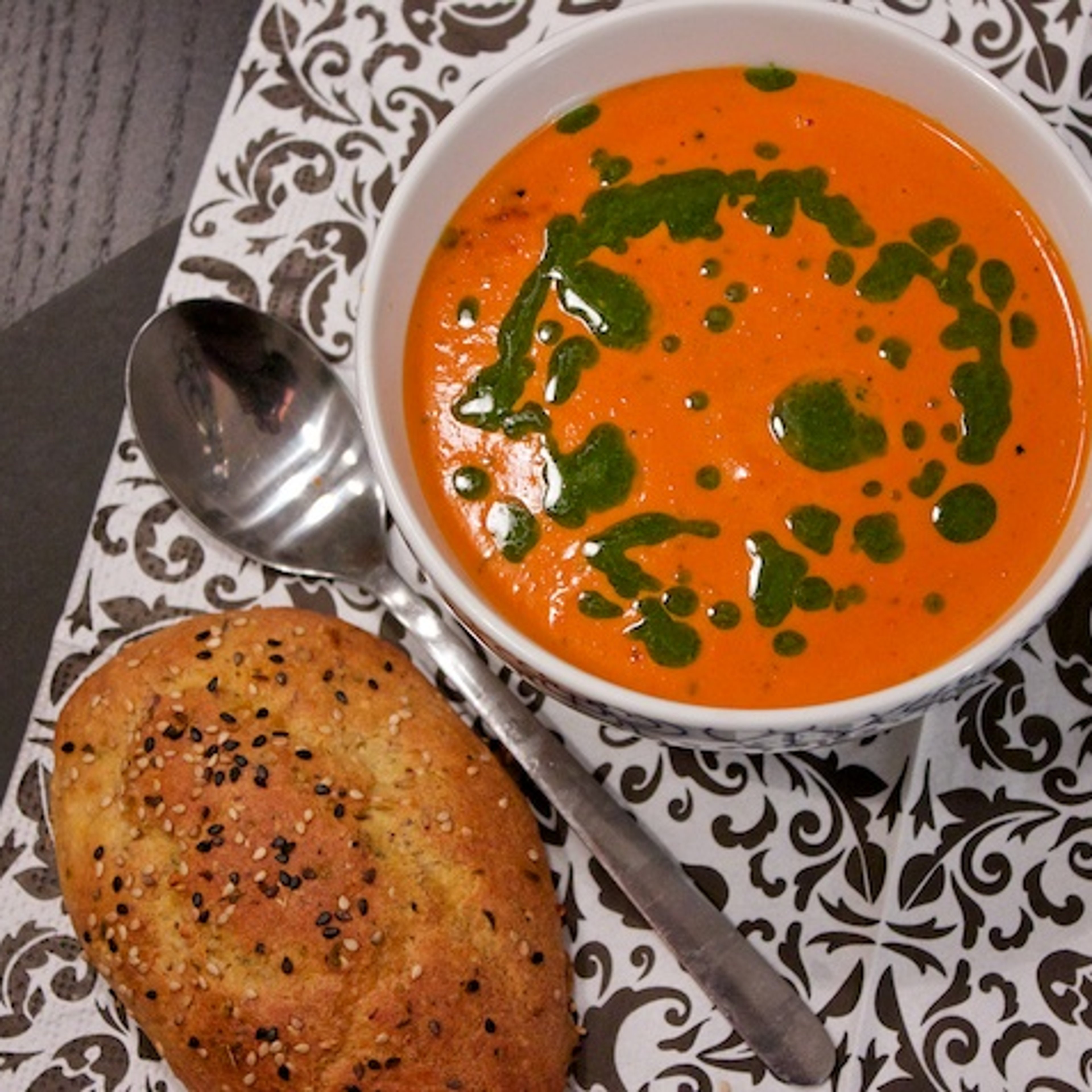 Tomatsuppe med mascarpone og basilikumsolie + krydrede hvidløgsflutes