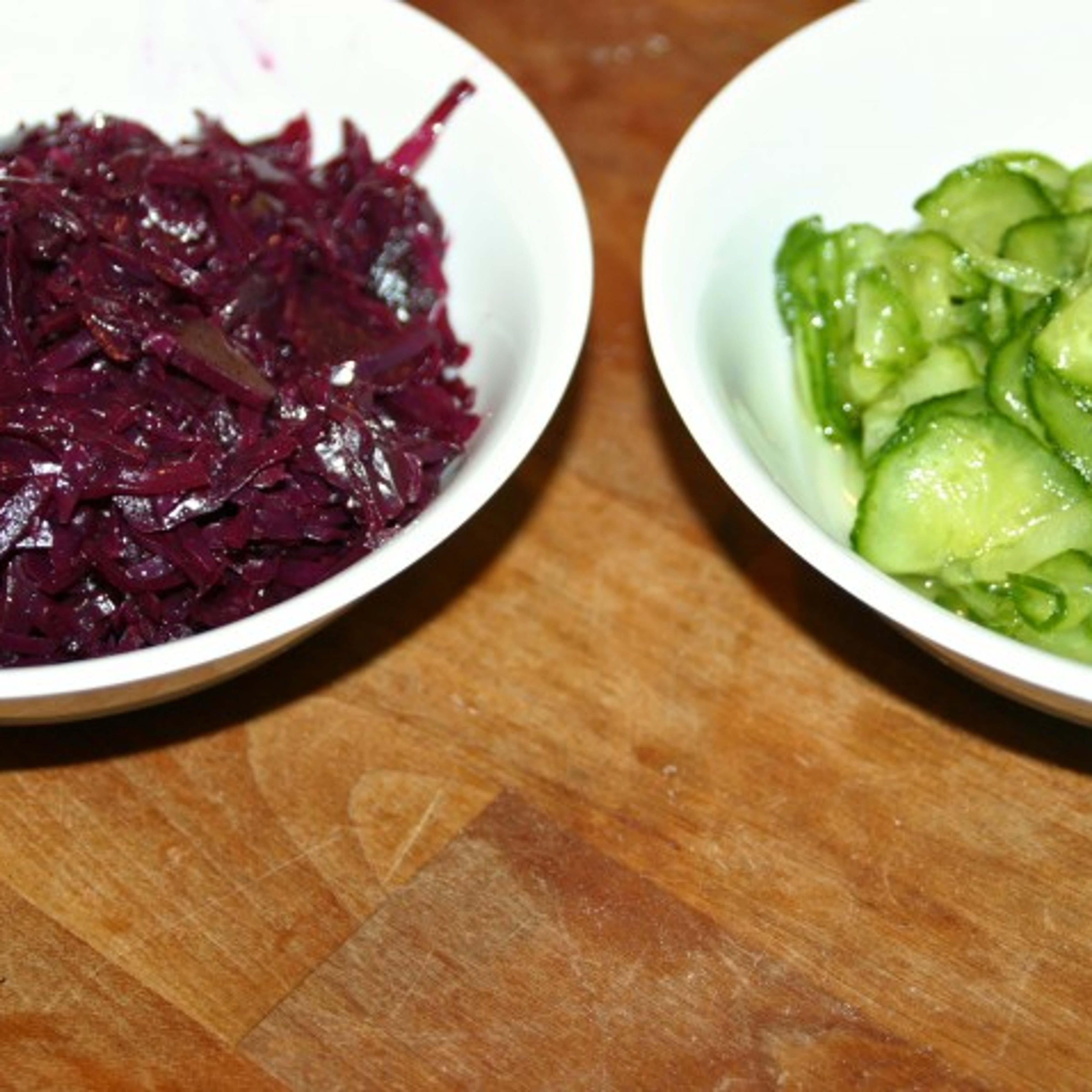 Hjemmelavet rødkål og ditto agurkesalat