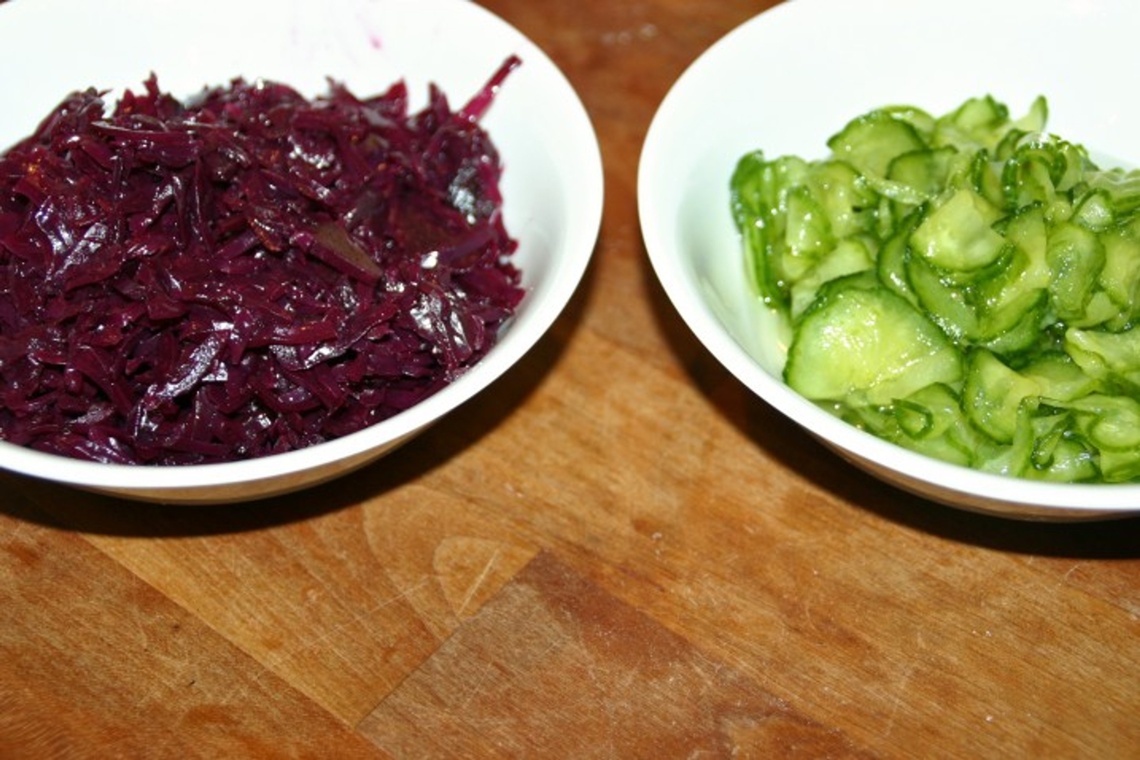 Hjemmelavet rødkål og ditto agurkesalat