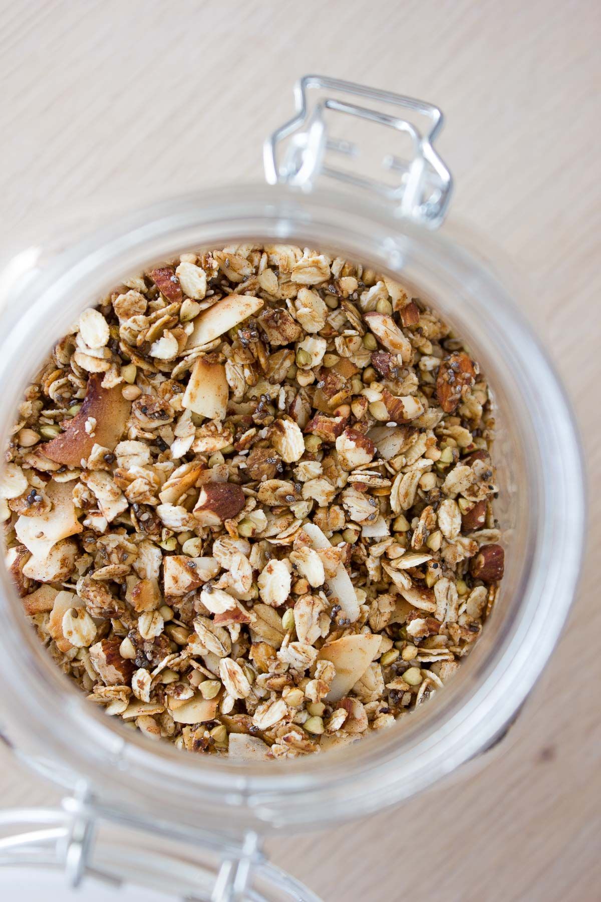 Sprød granola med havre, boghvede og kokos