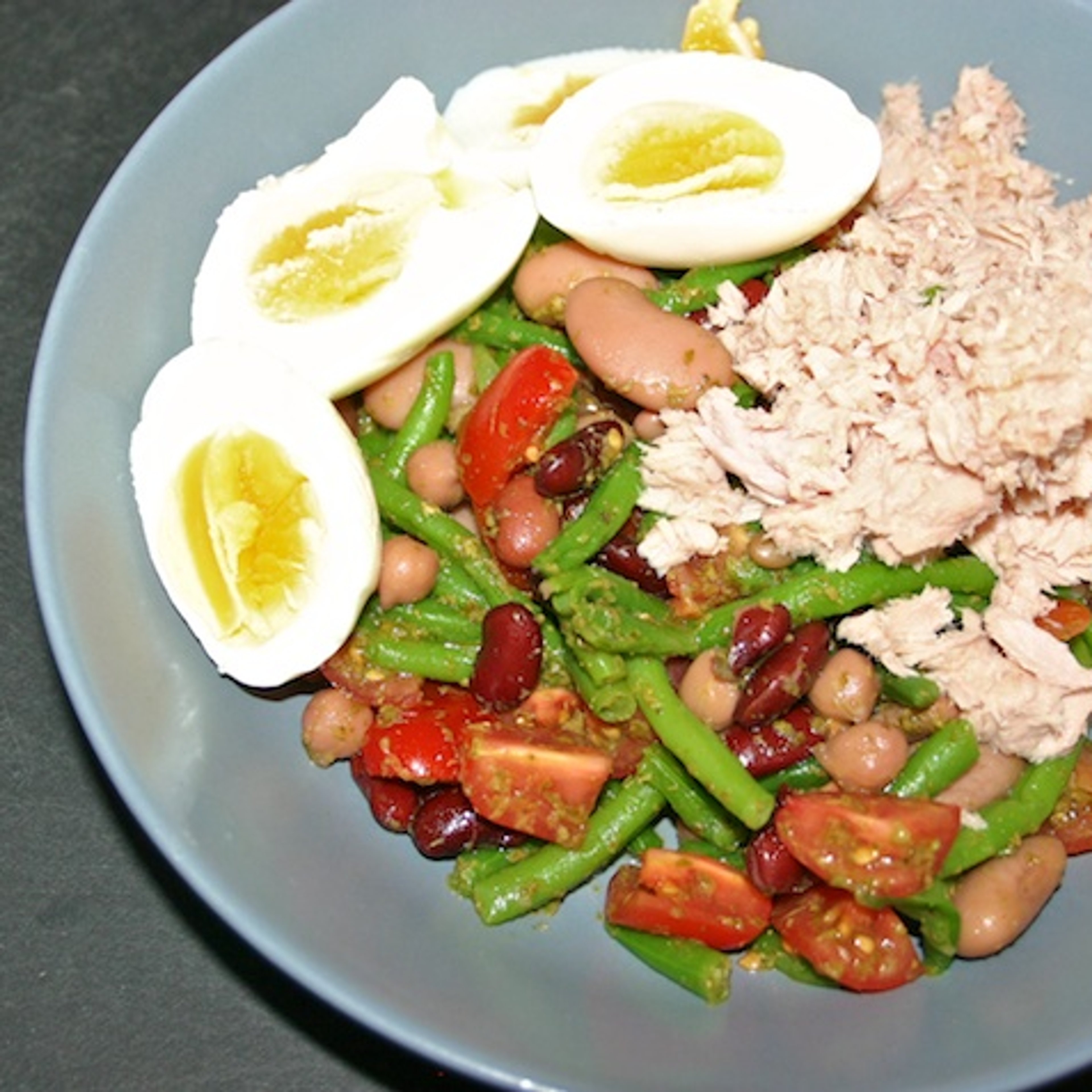 Bønnesalat med tomater, pesto, tun og æg
