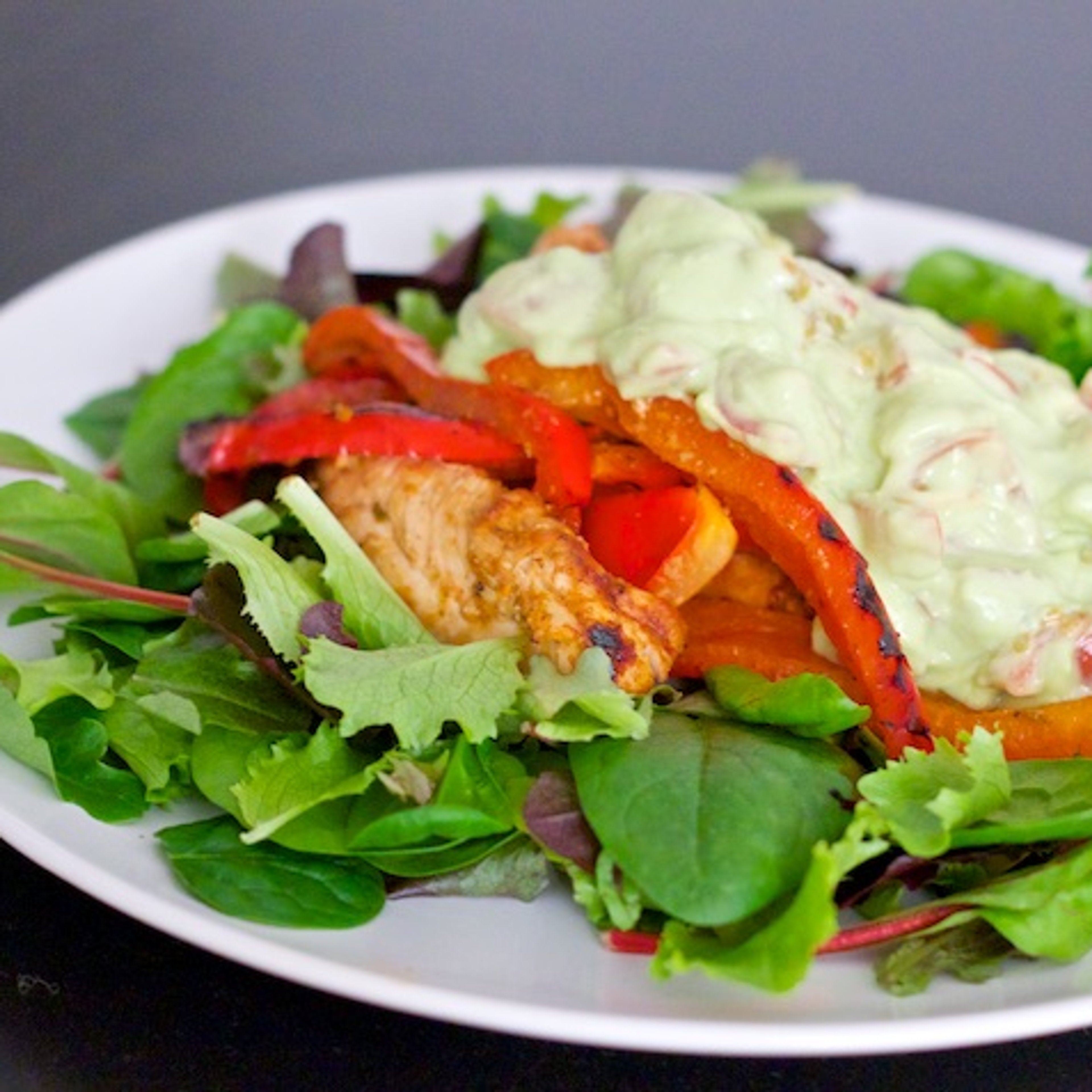 Fajitasalat med kylling og guacamole