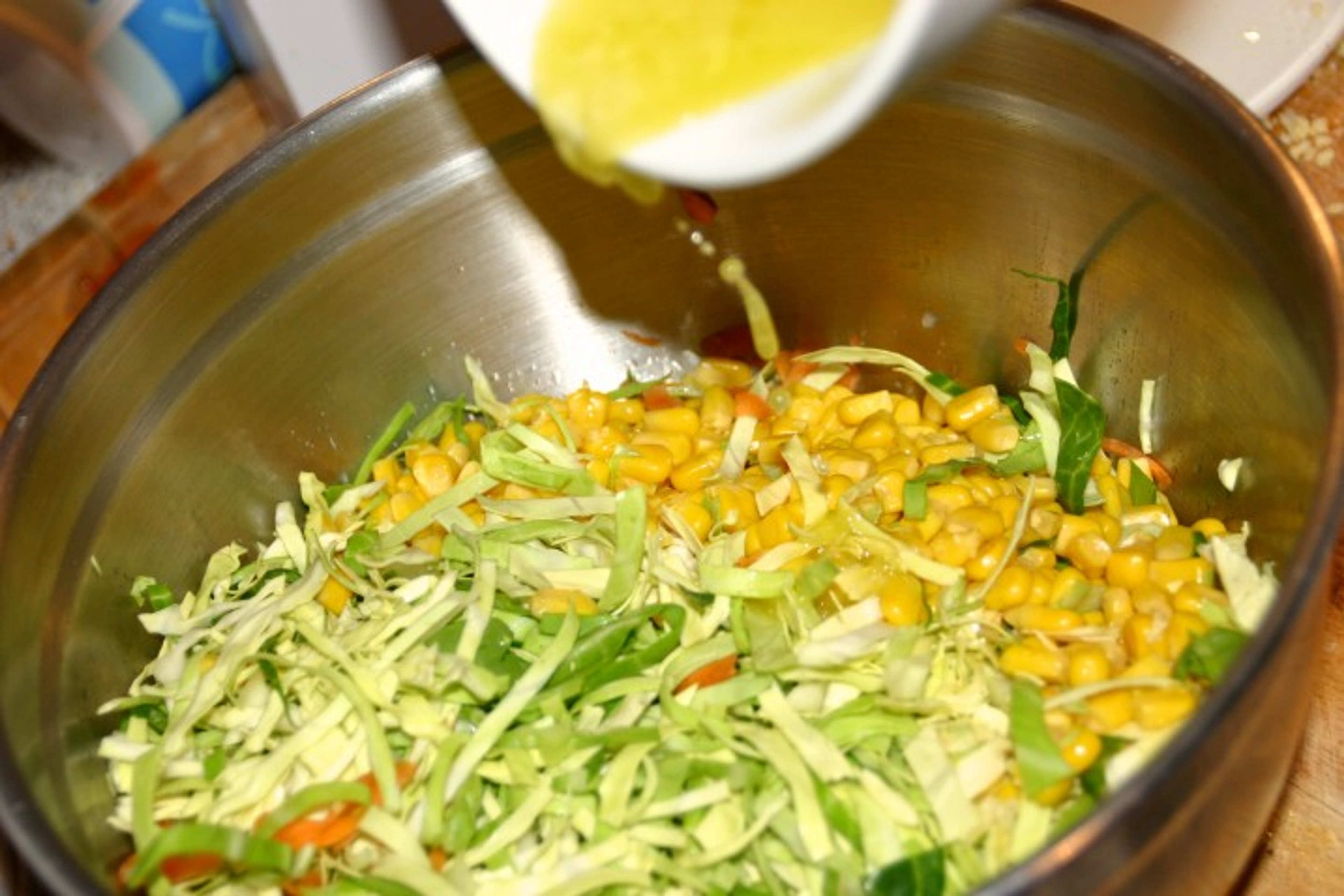 Kyllinge- og ostelasagne med spidskålsråkost