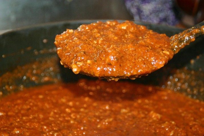 Langtidssimret kyllingekødsauce med pasta penne